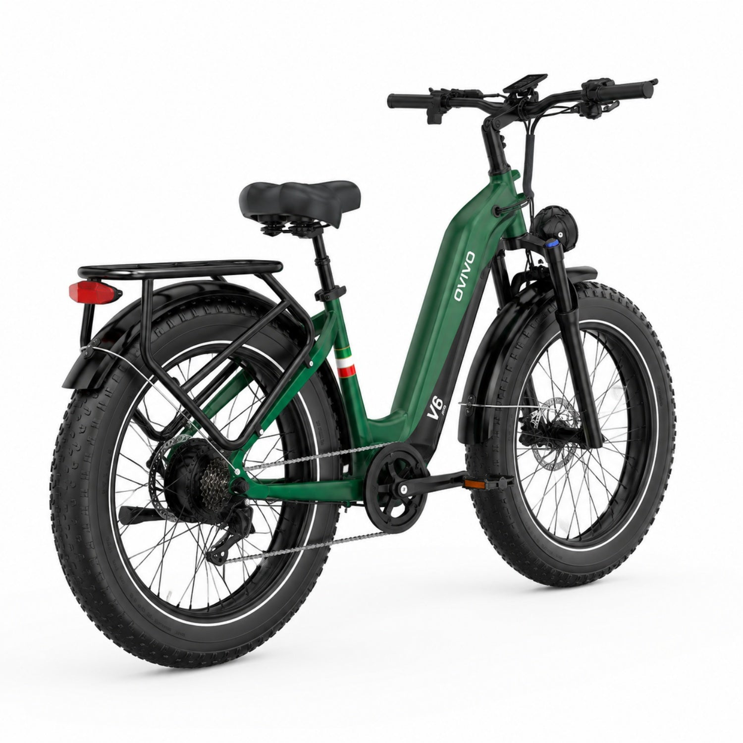 Bicicleta eléctrica verde con neumáticos anchos, portaequipajes y faro sobre fondo blanco.