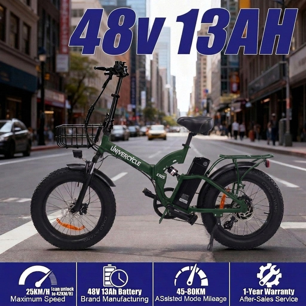 Una bicicleta eléctrica verde con neumáticos anchos está en una calle.