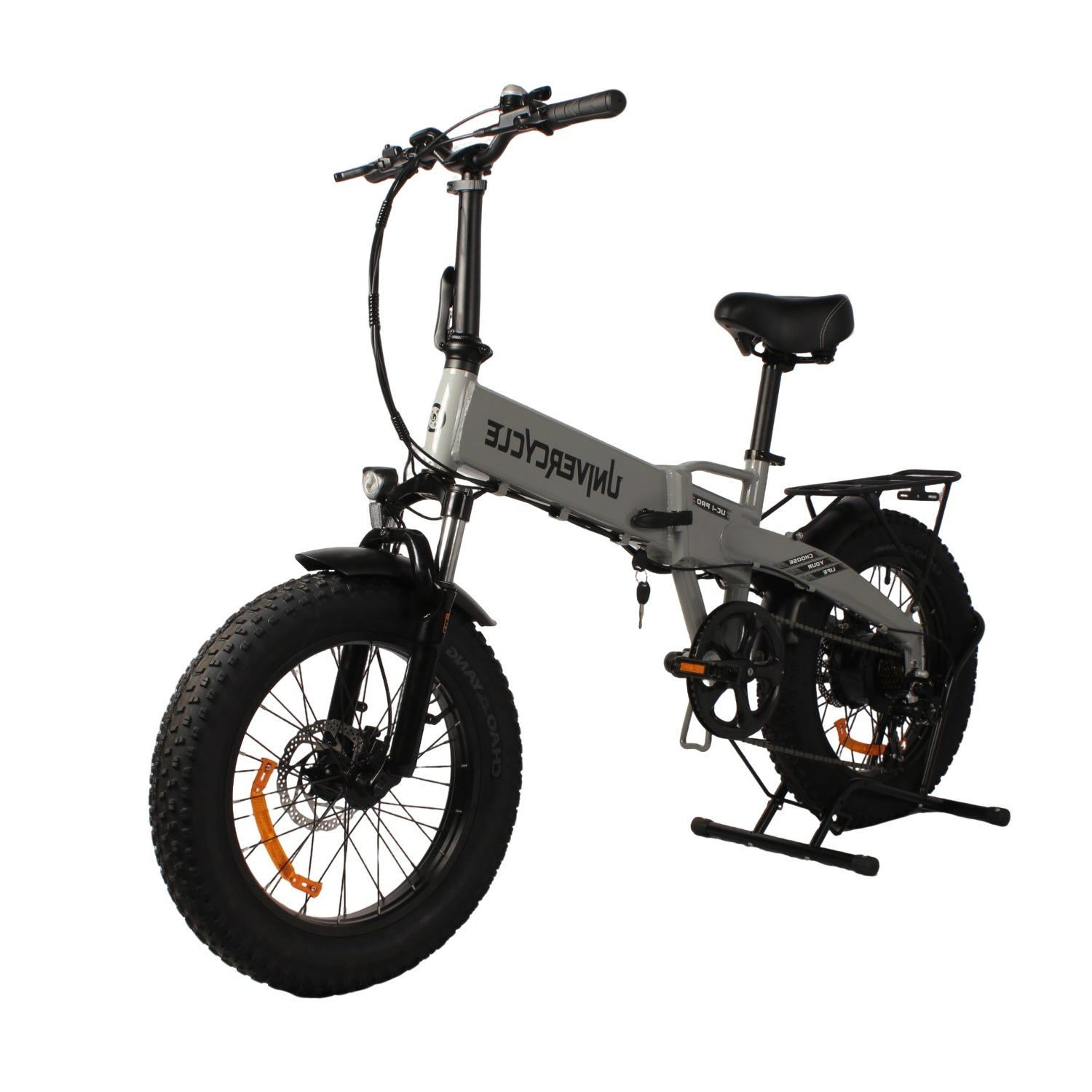 Una bicicleta eléctrica plegable gris con neumáticos anchos y sillín negro.