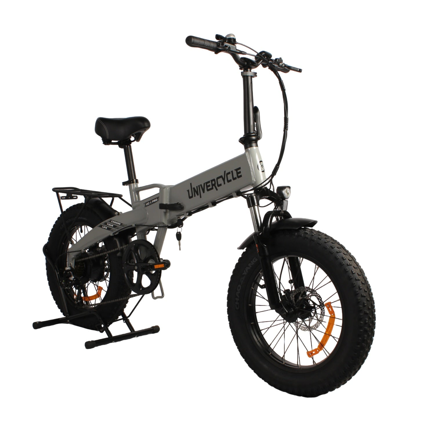 Bicicleta eléctrica plegable gris con neumáticos gruesos. Sillín y manillar negros.