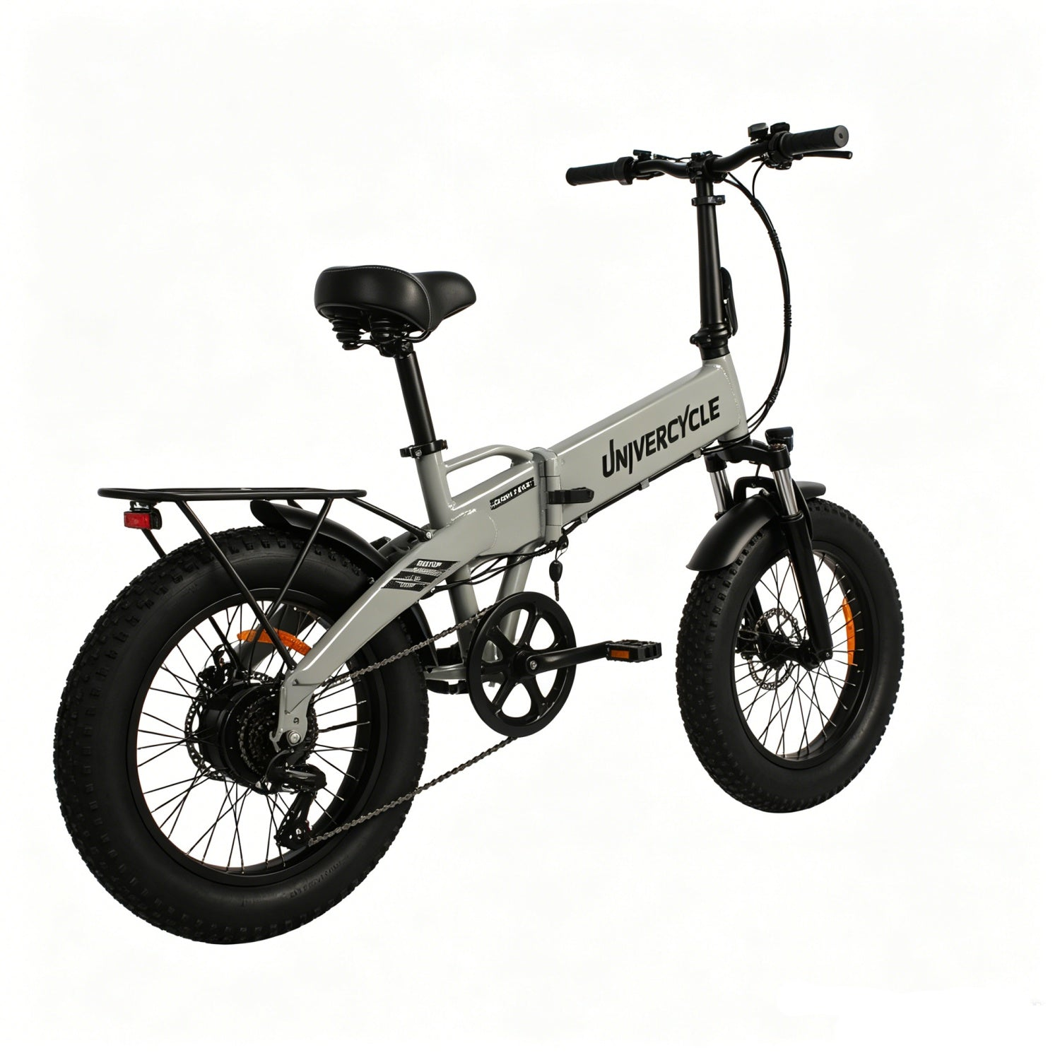 Bicicleta eléctrica plegable gris con neumáticos anchos, portaequipajes y frenos de disco.