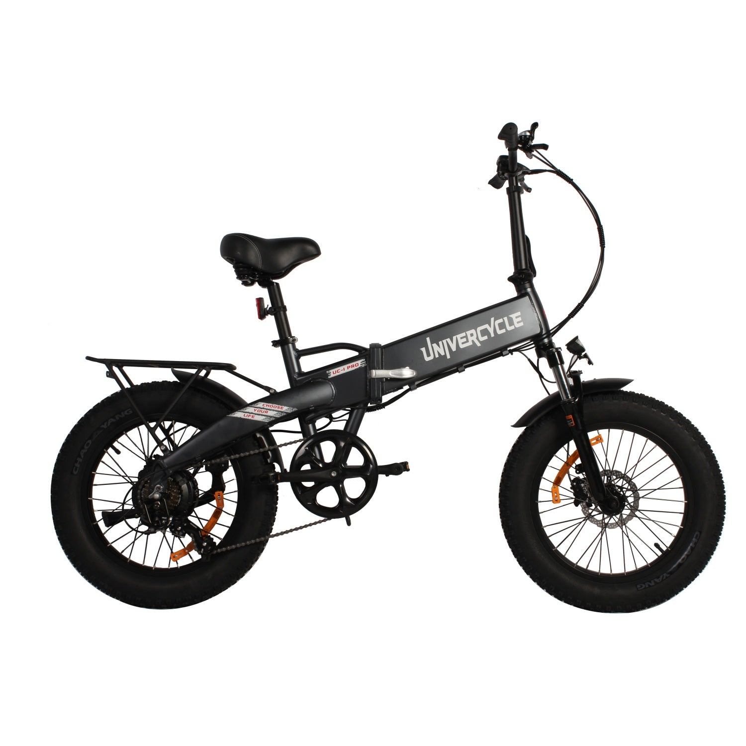 Una bicicleta eléctrica plegable negra con neumáticos anchos y portaequipajes.