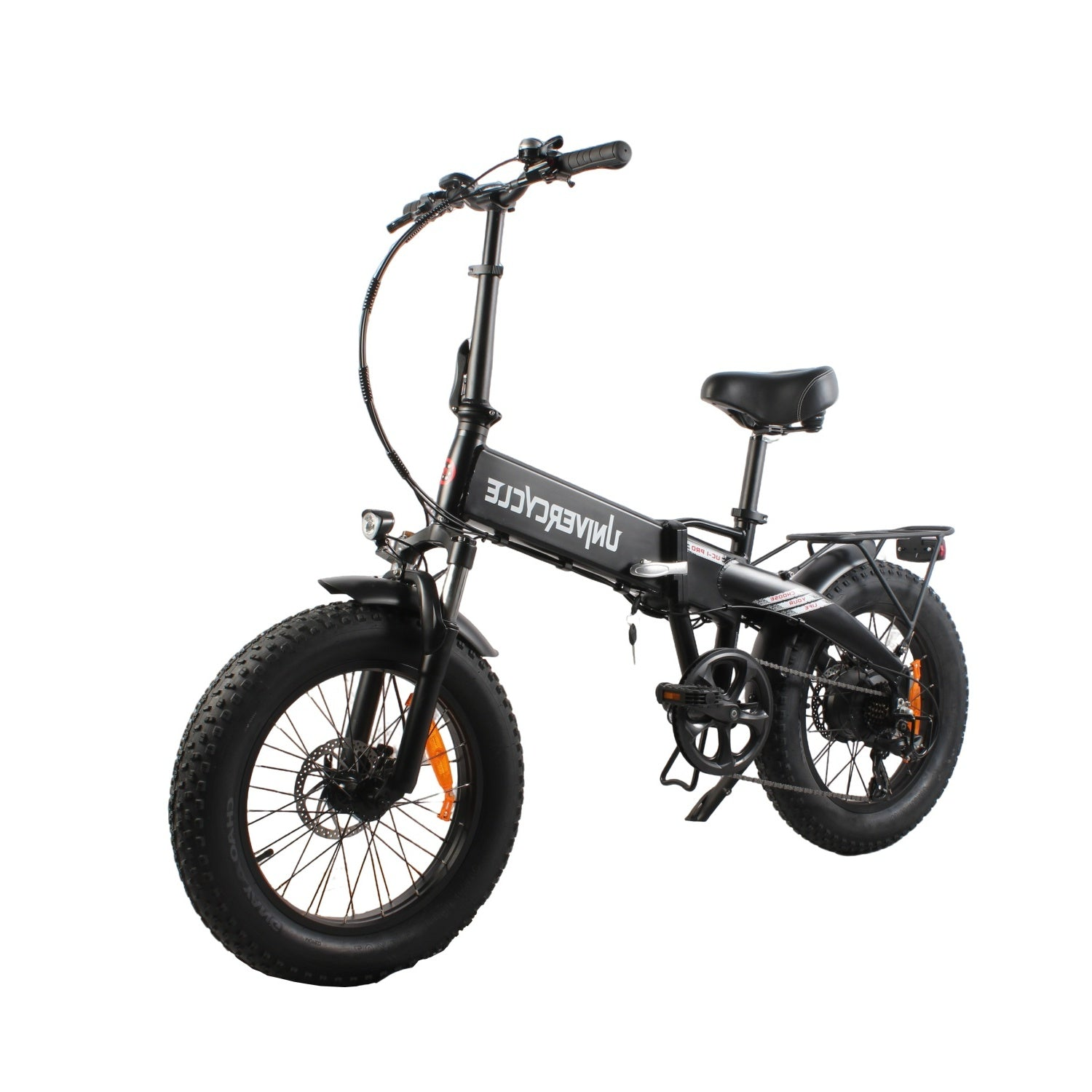 Una bicicleta eléctrica plegable negra con neumáticos anchos, portaequipajes y faro.
