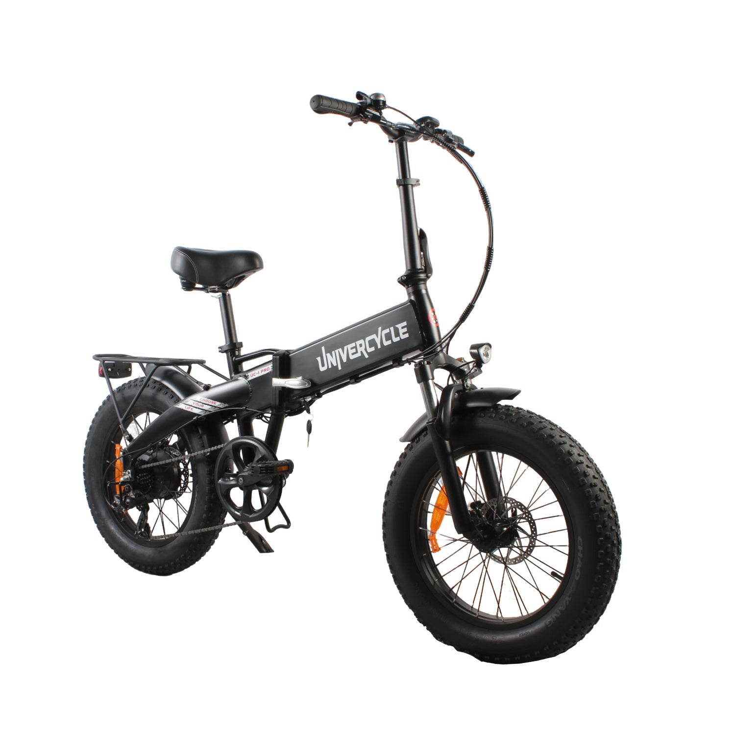 Una bicicleta eléctrica plegable negra con neumáticos anchos y portaequipajes.
