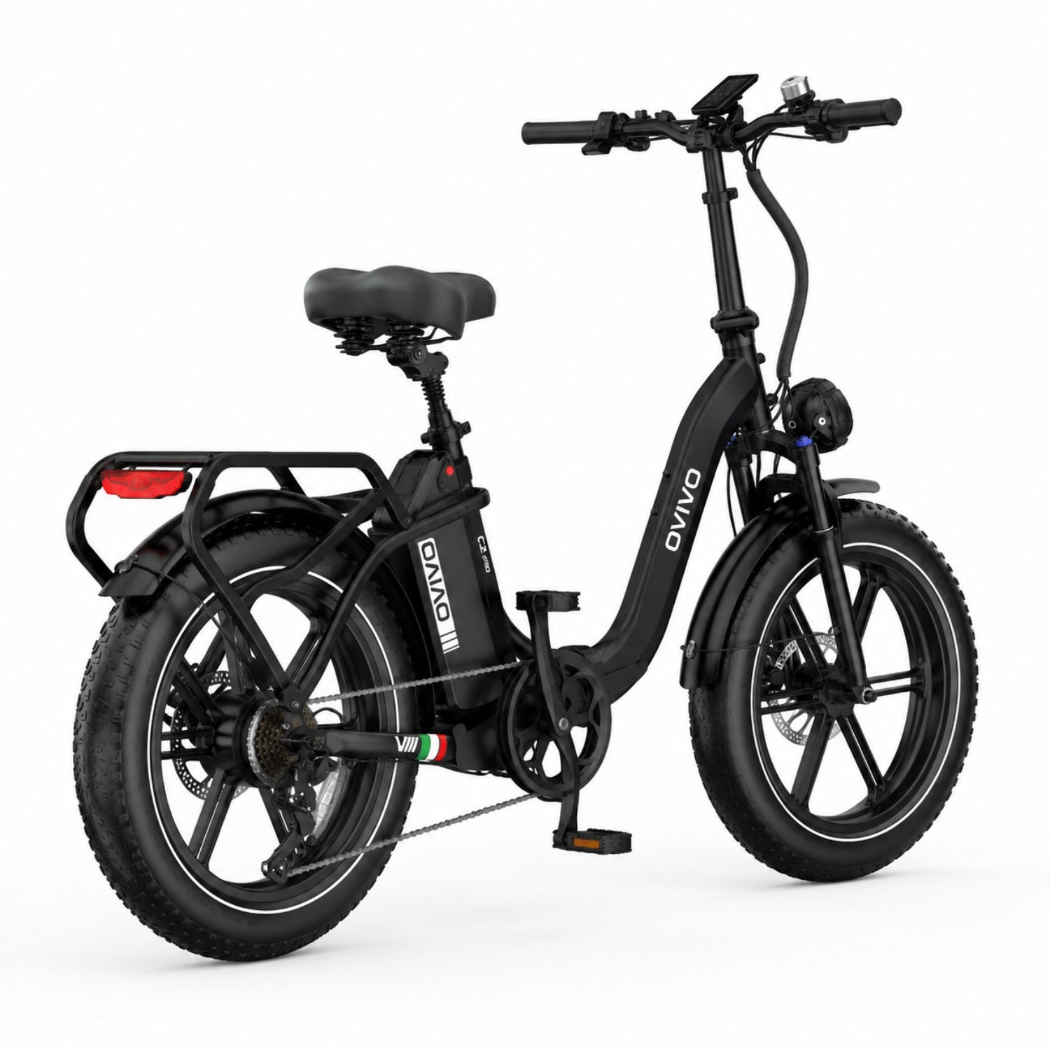 Bicicleta eléctrica negra de llantas anchas con portabultos, luz delantera y trasera roja.