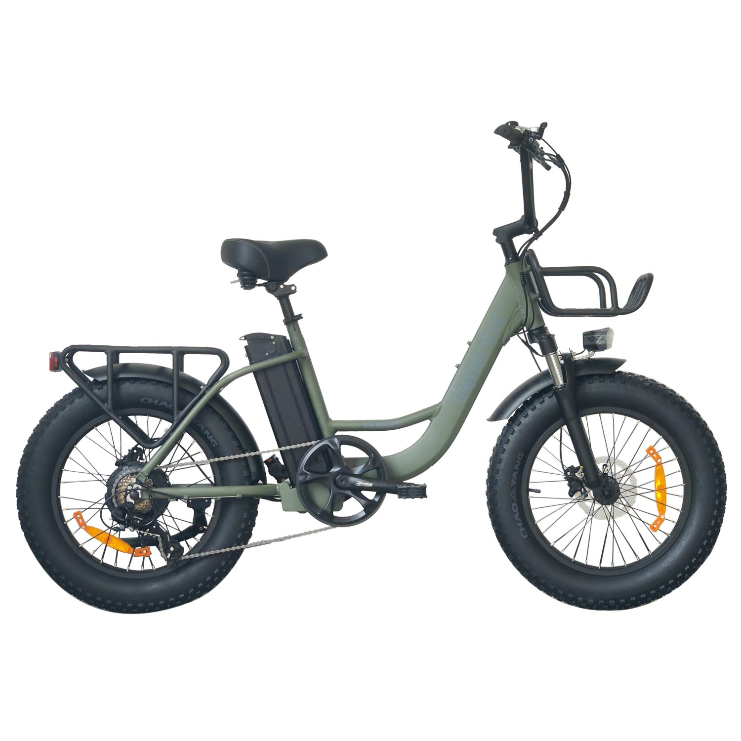 Una bicicleta eléctrica verde de llanta ancha con canasta delantera, portaequipajes trasero.