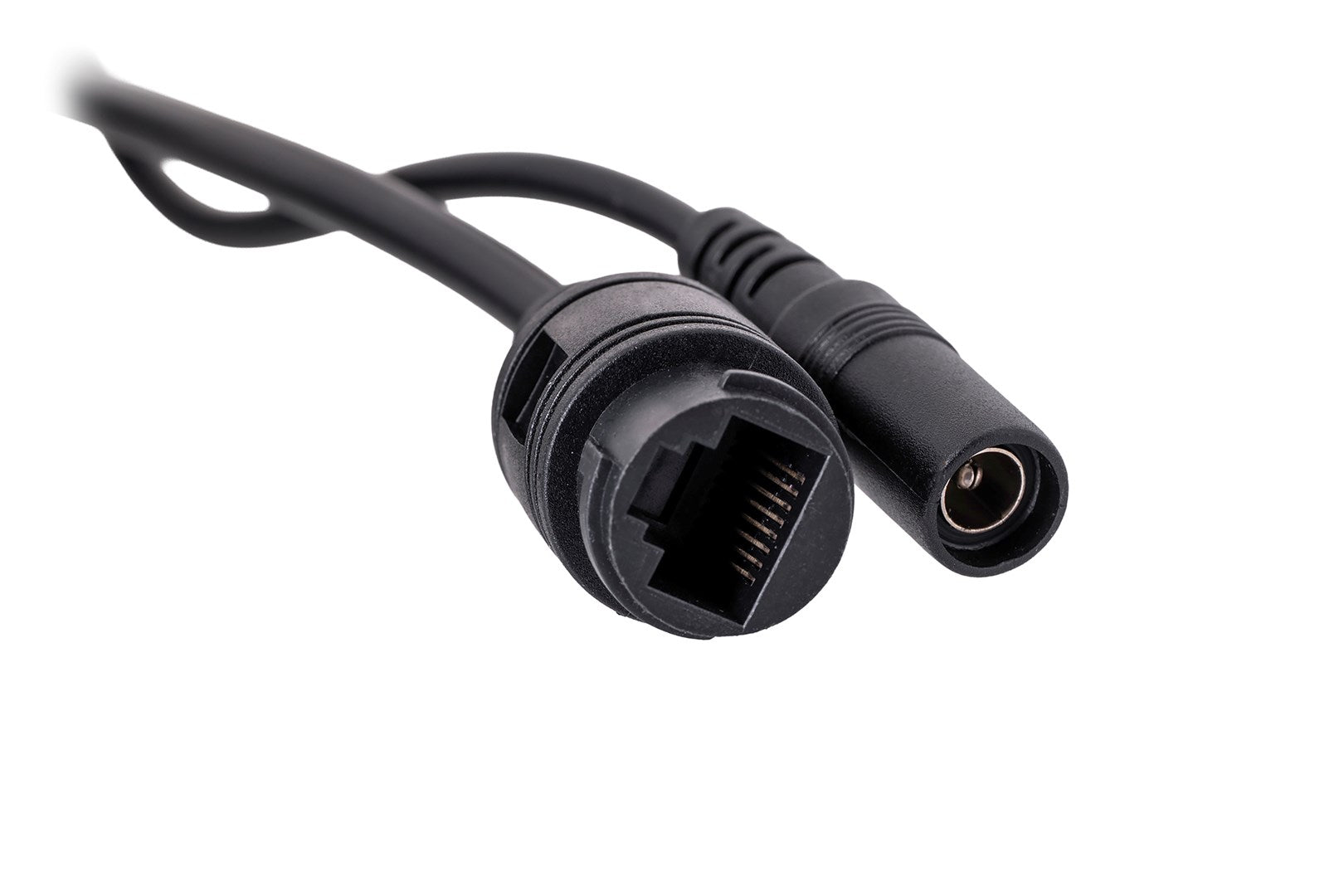 Gros plan d'un câble Ethernet et d'alimentation noir avec connecteurs.