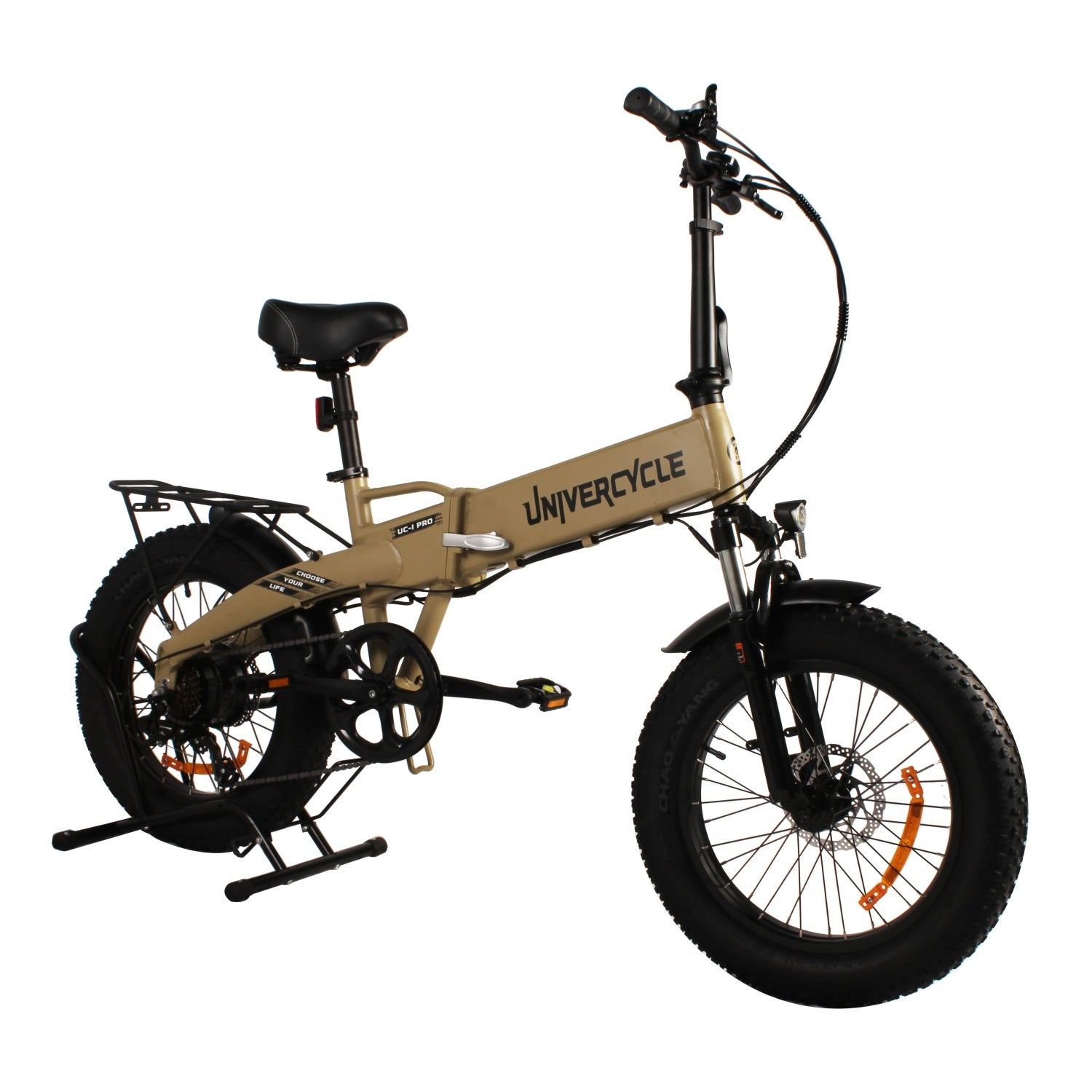 Una bicicleta plegable color canela con neumáticos anchos y portaequipajes.