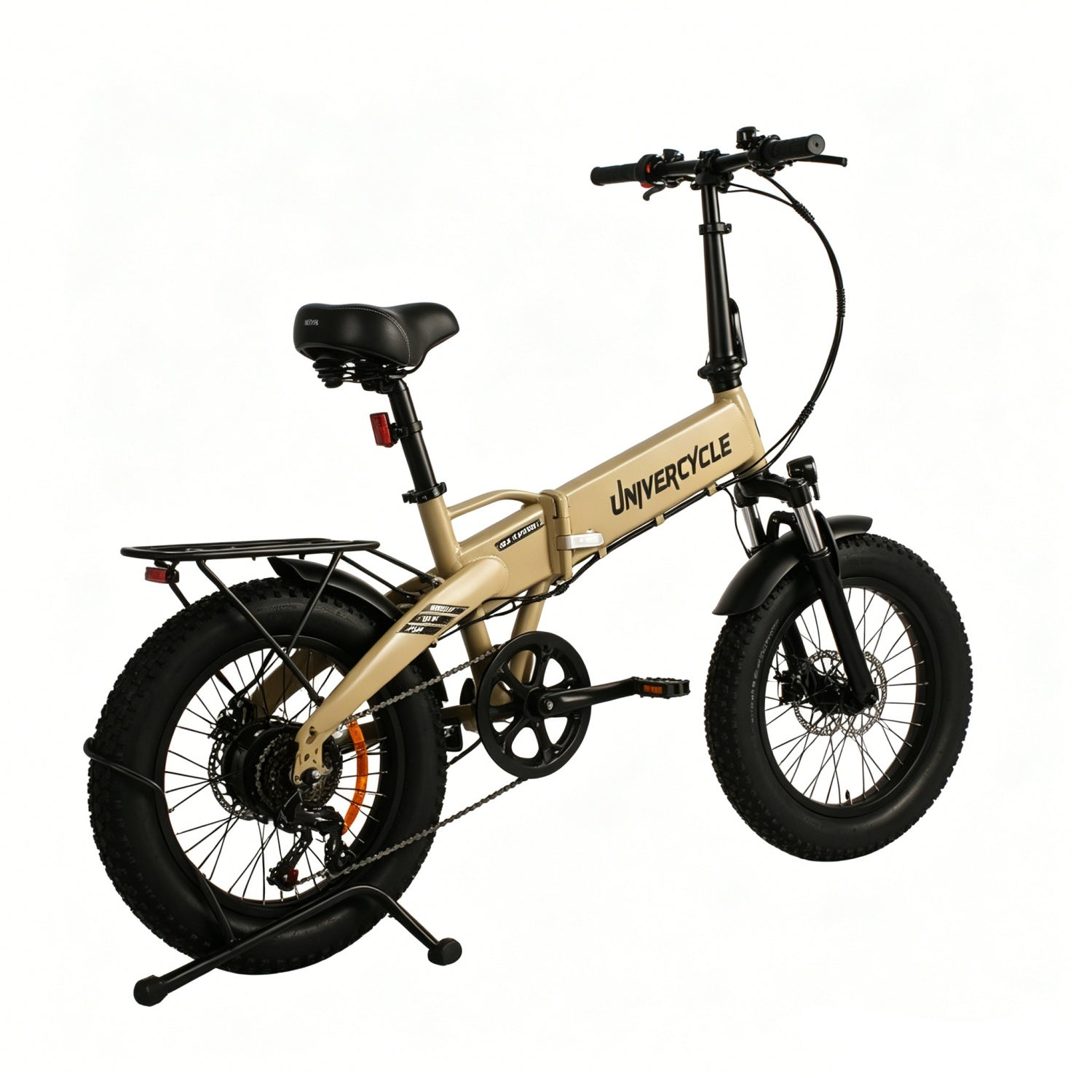 Una bicicleta eléctrica plegable color canela con neumáticos anchos está de pie.