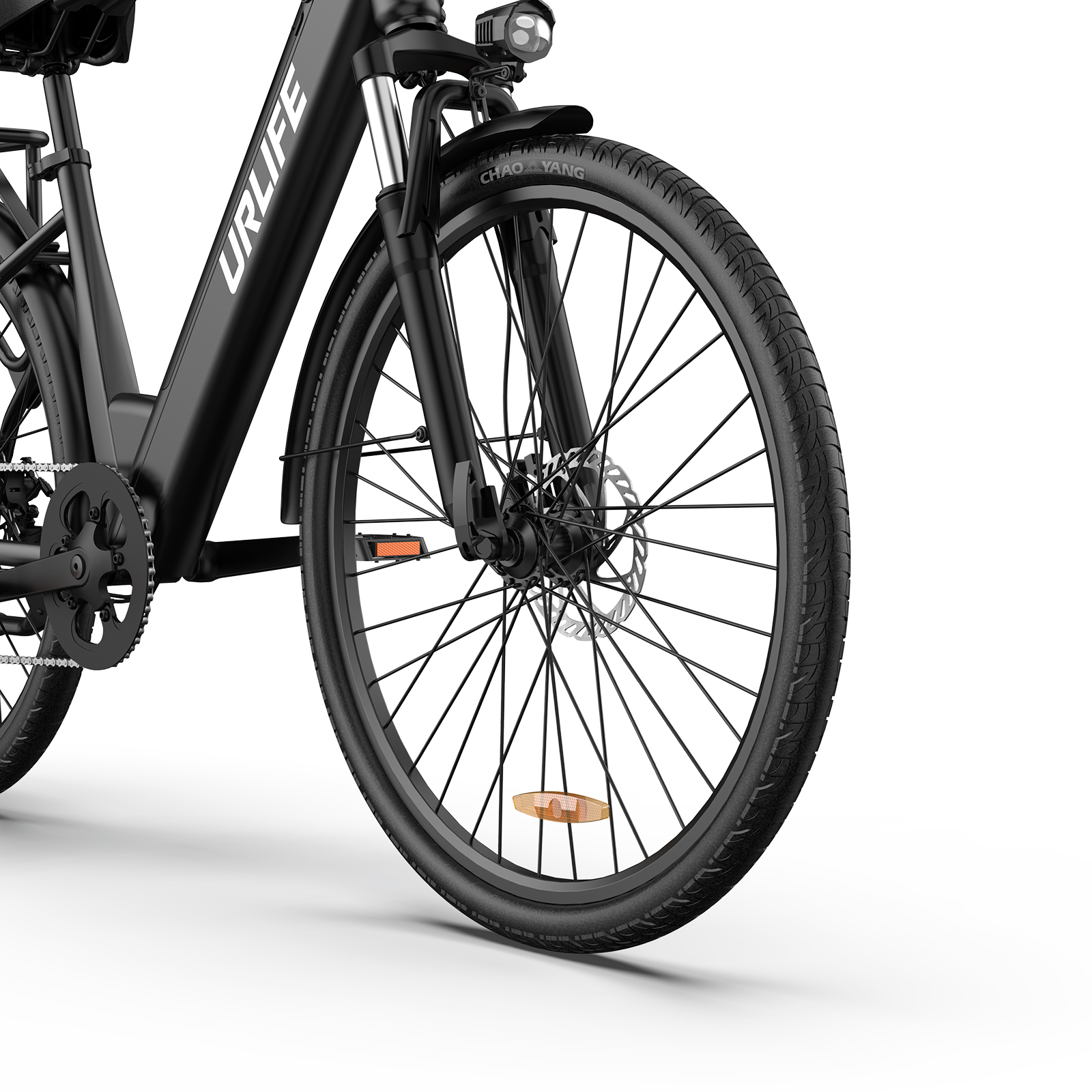 Primer plano de una bicicleta eléctrica negra, enfocándose en la rueda delantera y el cuadro.