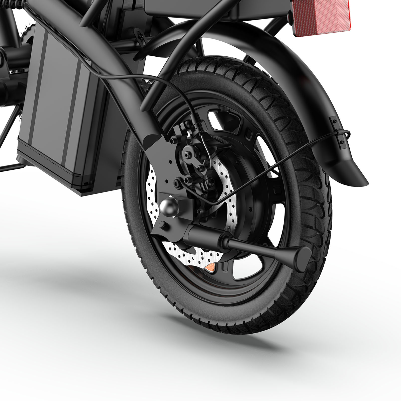 Primer plano de la rueda trasera de una bicicleta eléctrica negra con batería.