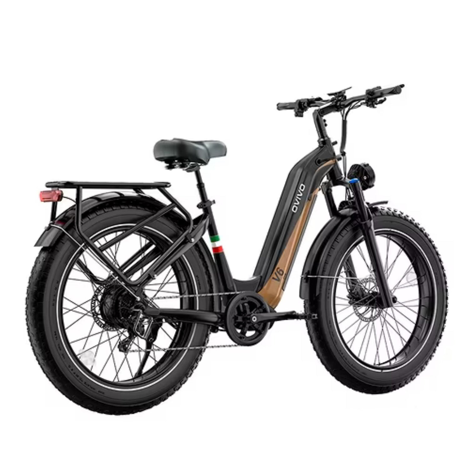Una bicicleta eléctrica negra de llantas anchas con portaequipajes trasero y faro delantero.