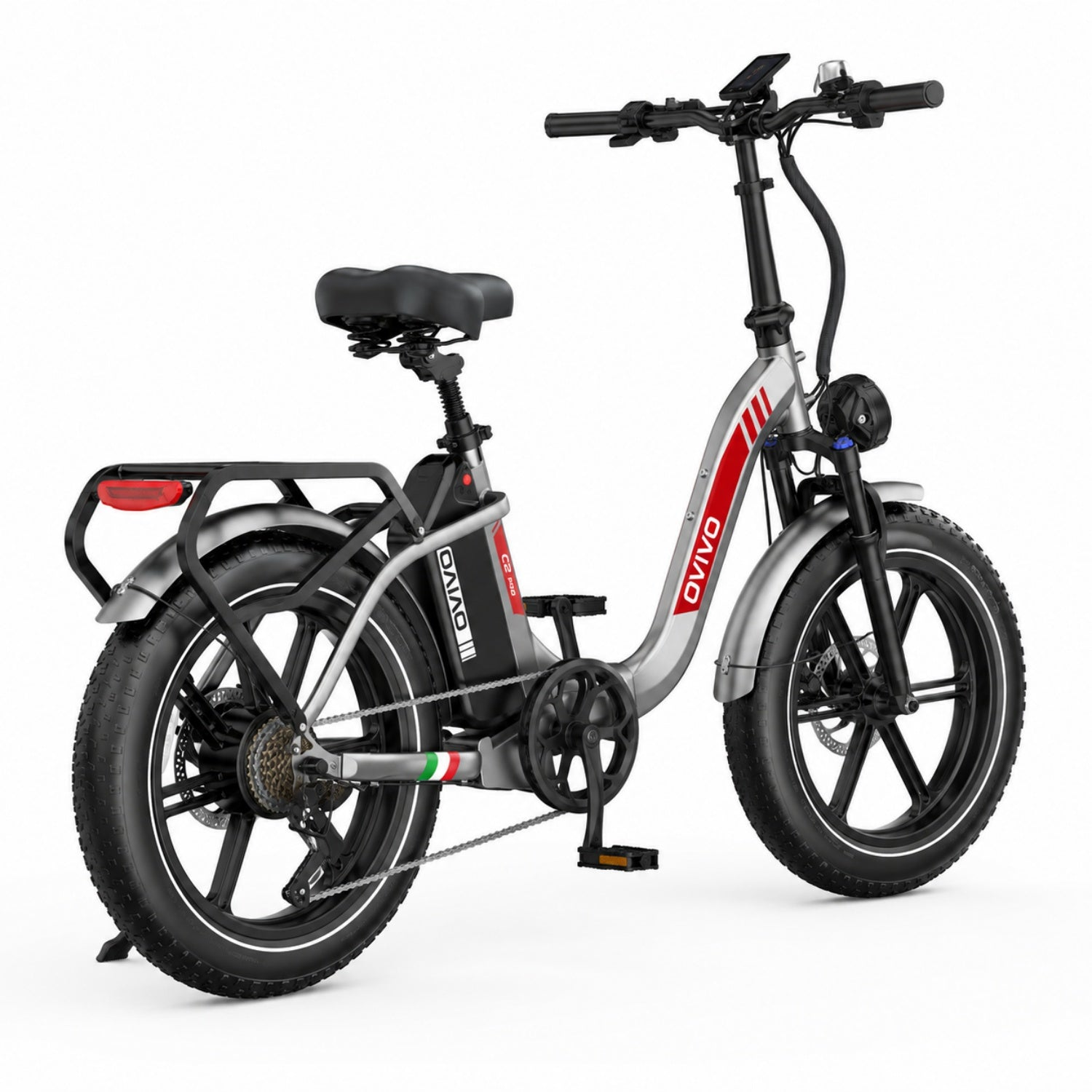 Bicicleta eléctrica plateada con neumáticos anchos negros, detalles rojos y portaequipajes.