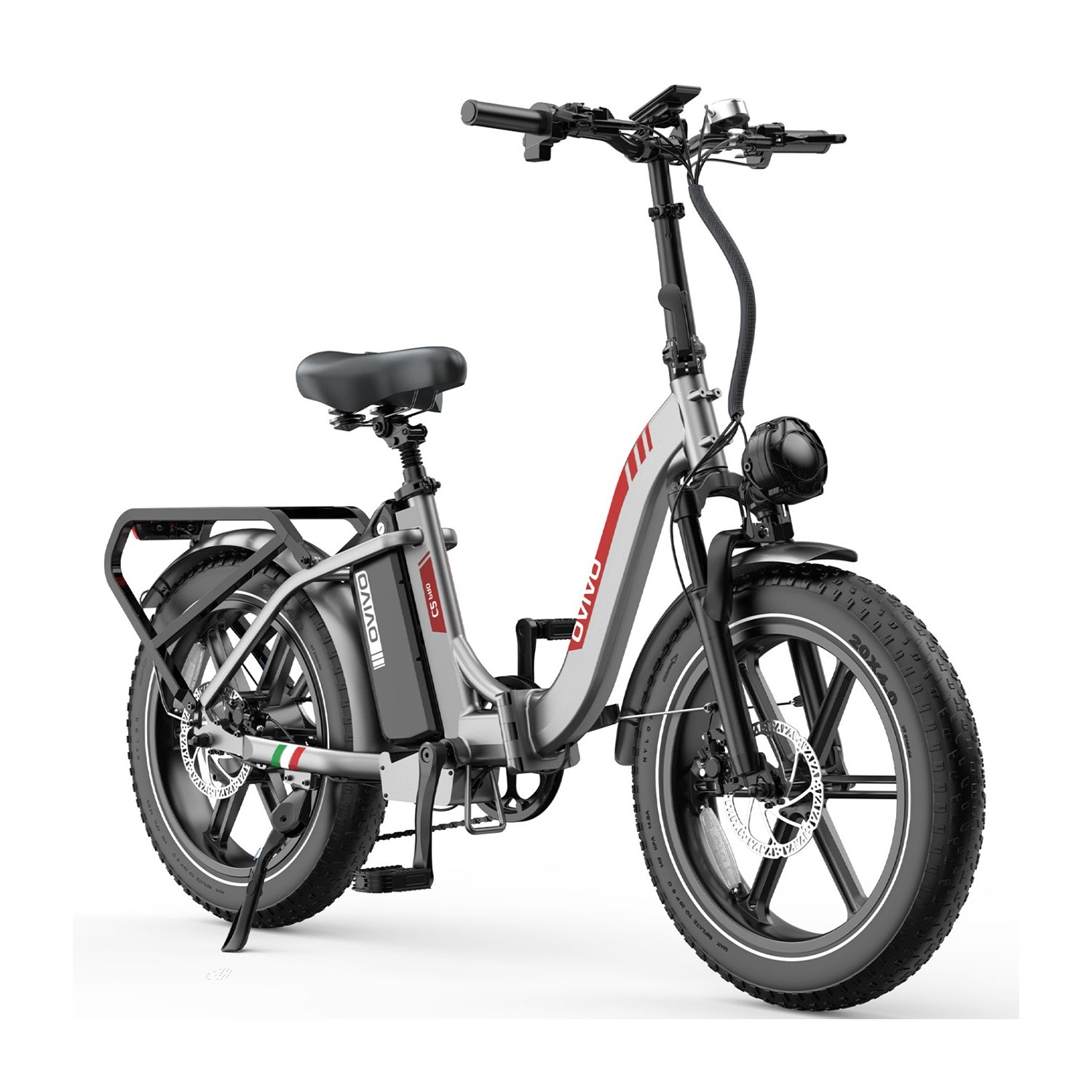 Una bicicleta eléctrica plateada con neumáticos anchos y sillín negro está en su pata de cabra.