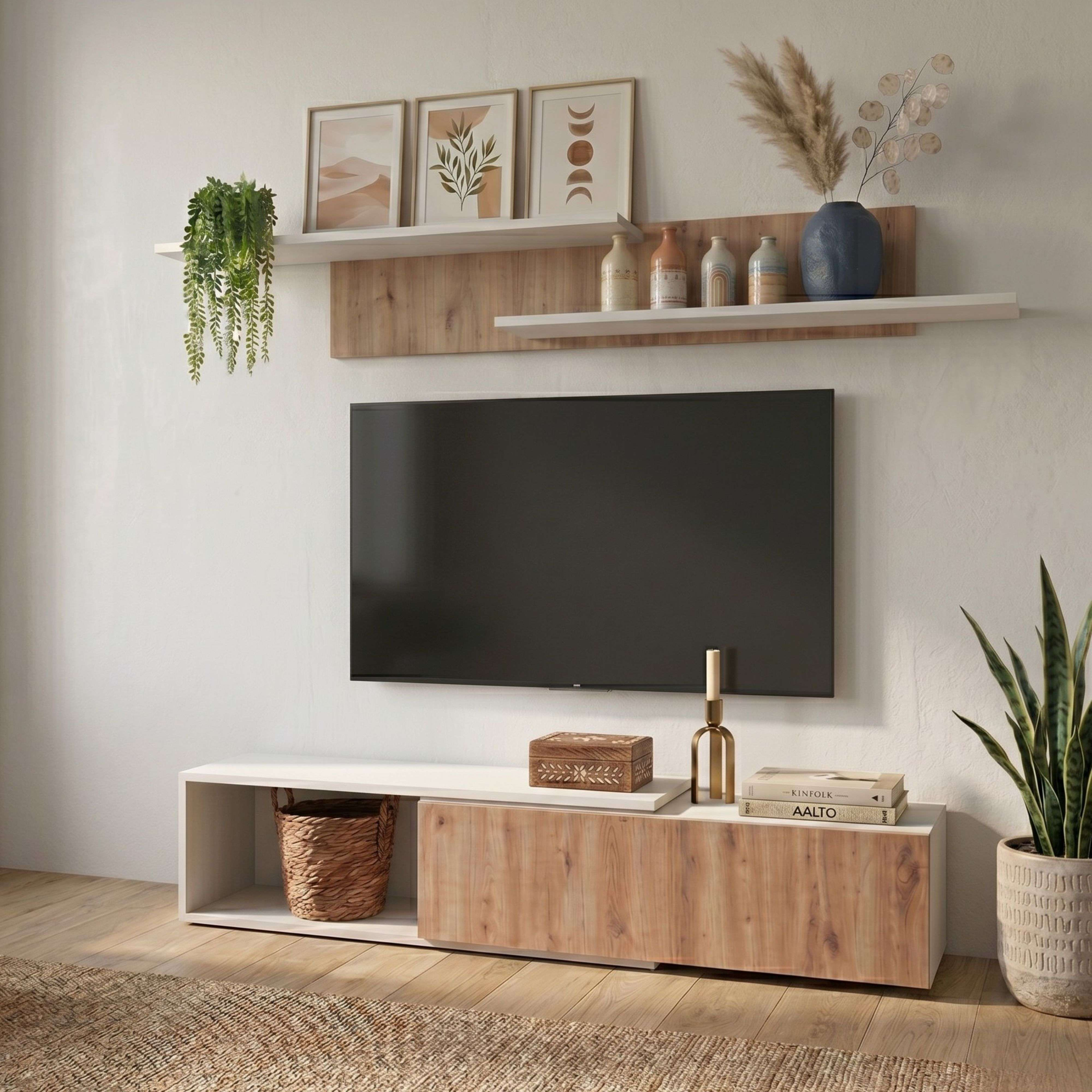 Un mueble de TV moderno con frente de madera, TV encima y estantes de pared con decoración.