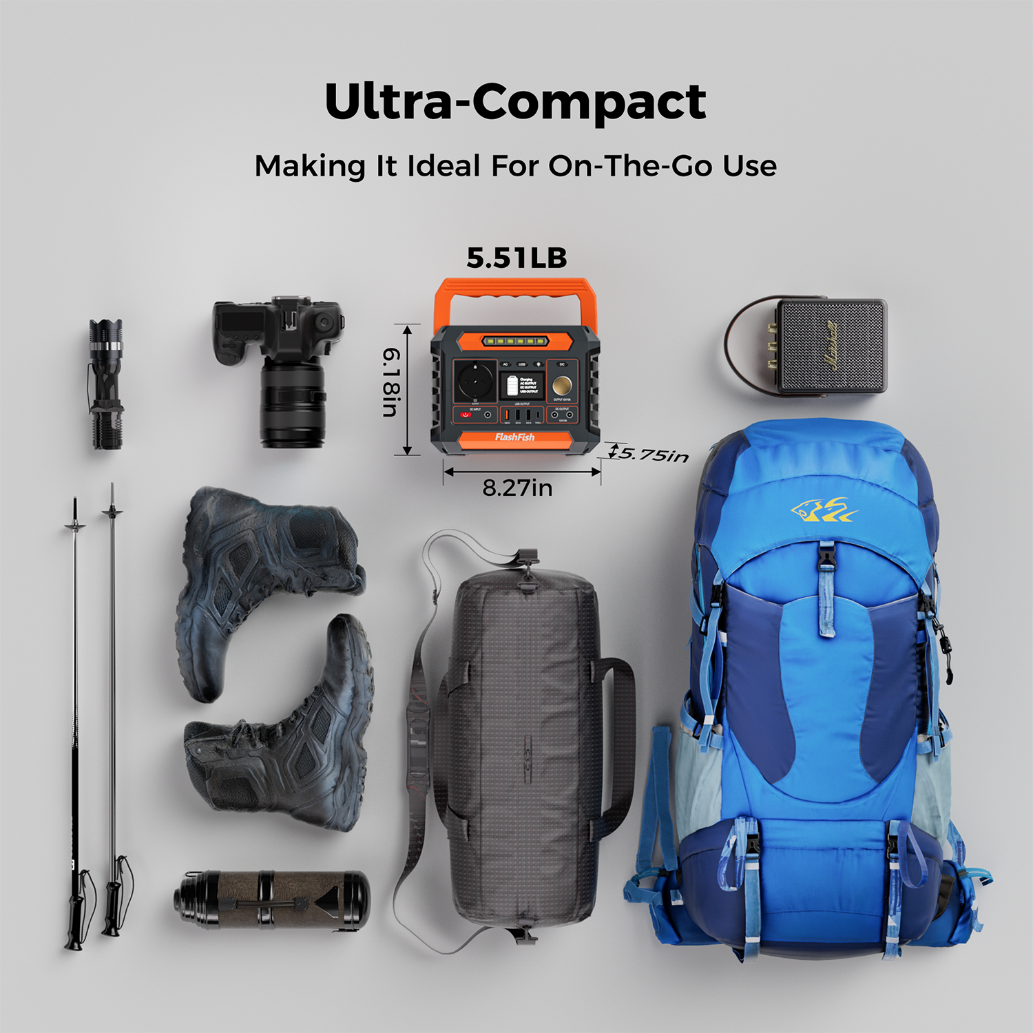 Una estación de energía naranja, cámara, botas, mochila y equipo de campamento sobre fondo gris.