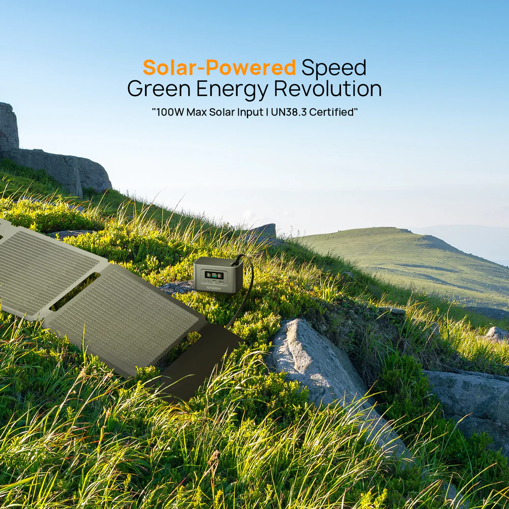 Un panel solar carga un dispositivo en un paisaje montañoso.