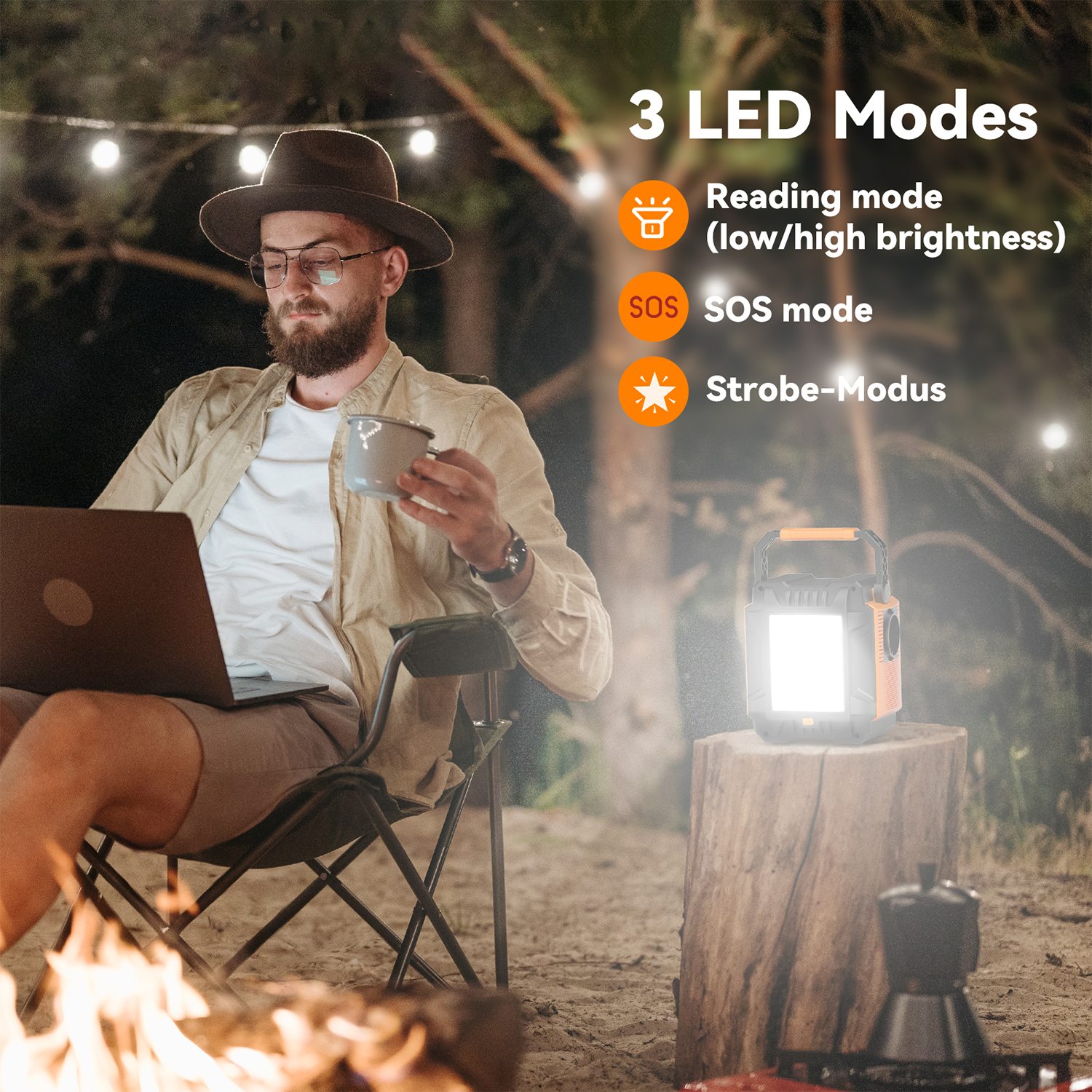 Hombre al aire libre con portátil, taza y linterna con 3 modos LED.