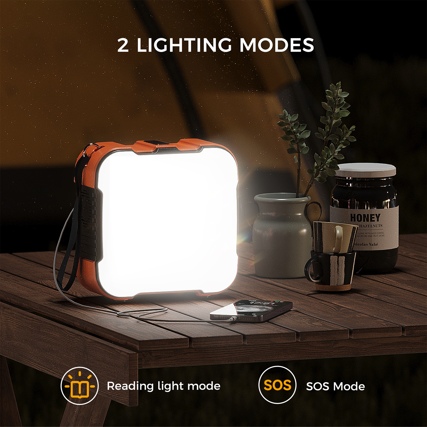 Una linterna de camping naranja con luz brillante está sobre una mesa de madera junto a miel y tazas.