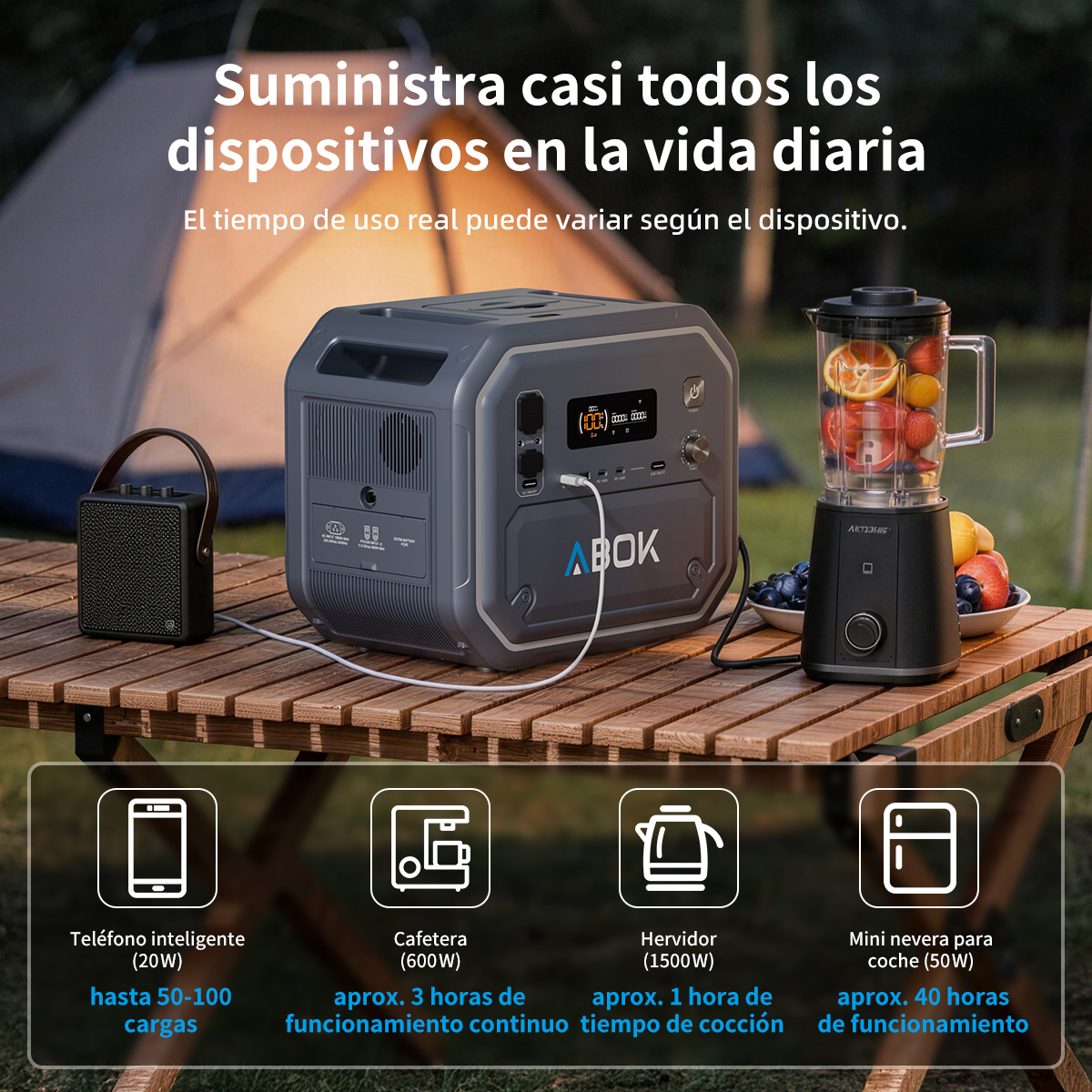 Una central eléctrica portátil con altavoz, licuadora y frutas en mesa de madera.