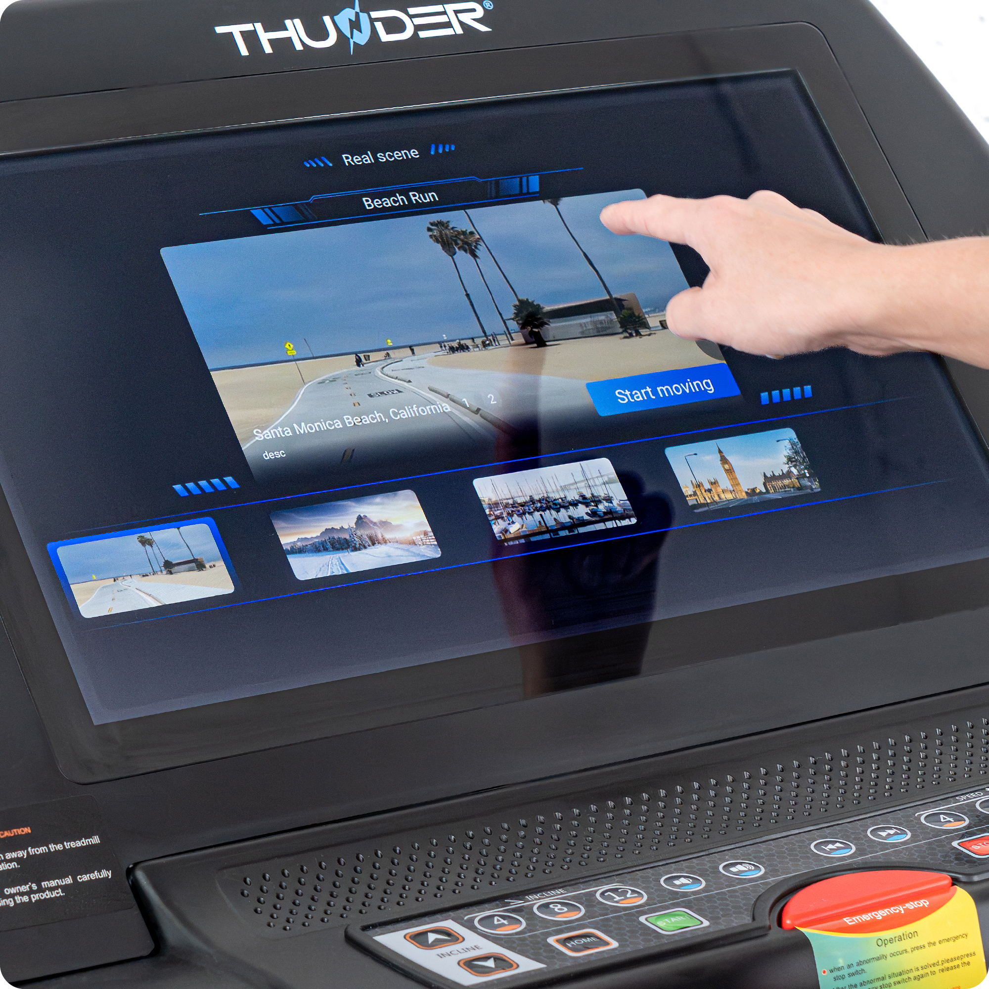 Ein Finger tippt auf einen Laufbandbildschirm mit Strandmotiv.