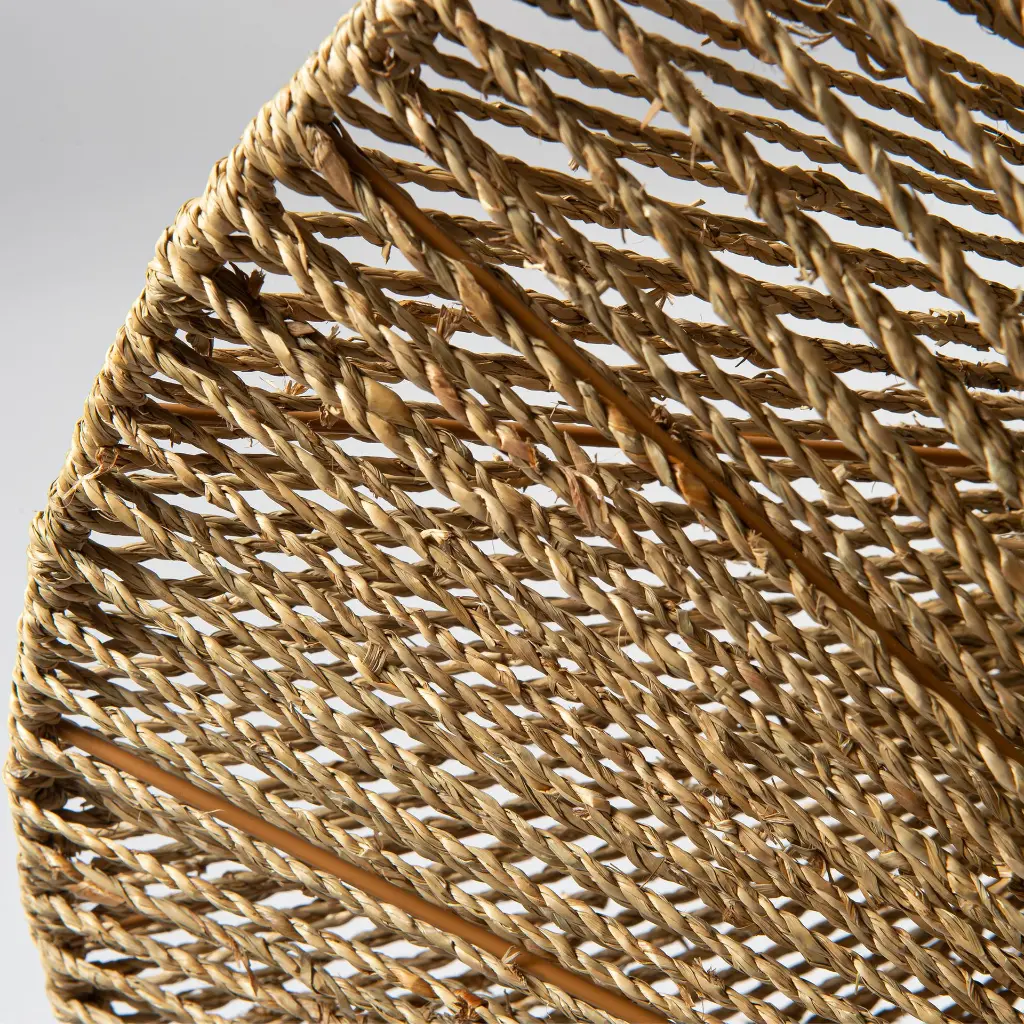 Primer plano de una cesta tejida de material natural con vigas de madera.