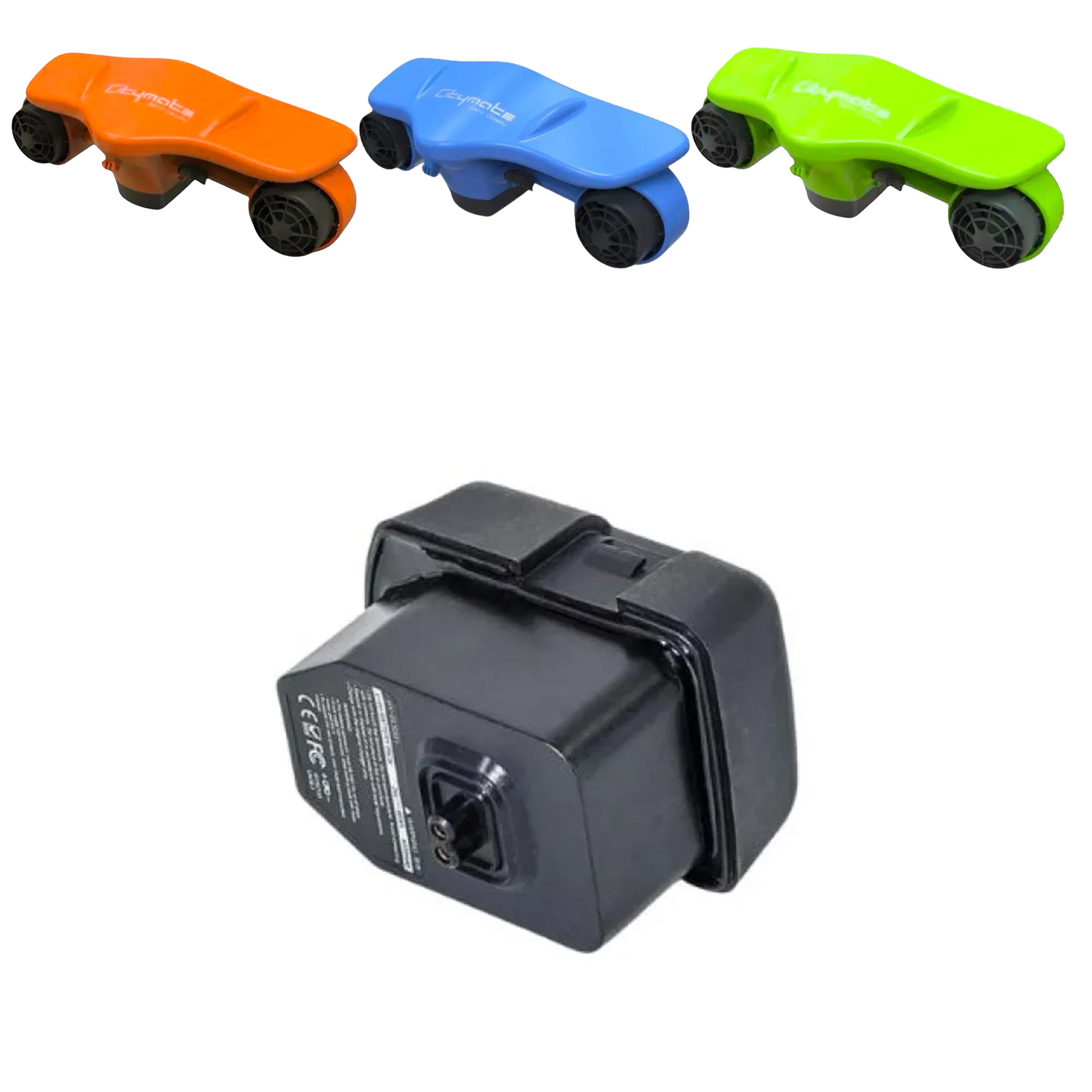 Tekerlekli, turuncu, mavi ve yeşil üç küçük scooter.