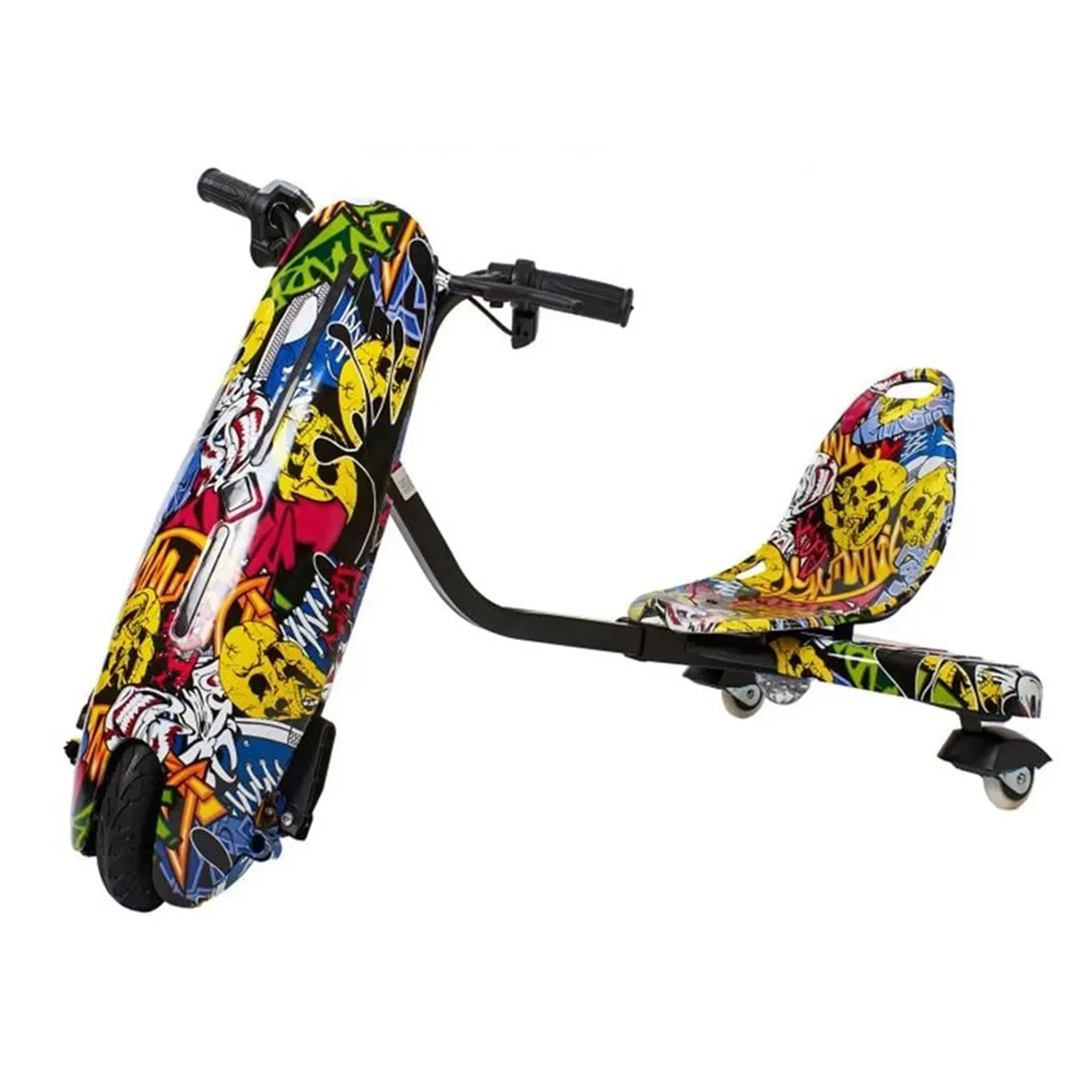 Oturma yeri olan, grafiti baskılı üç tekerlekli scooter.