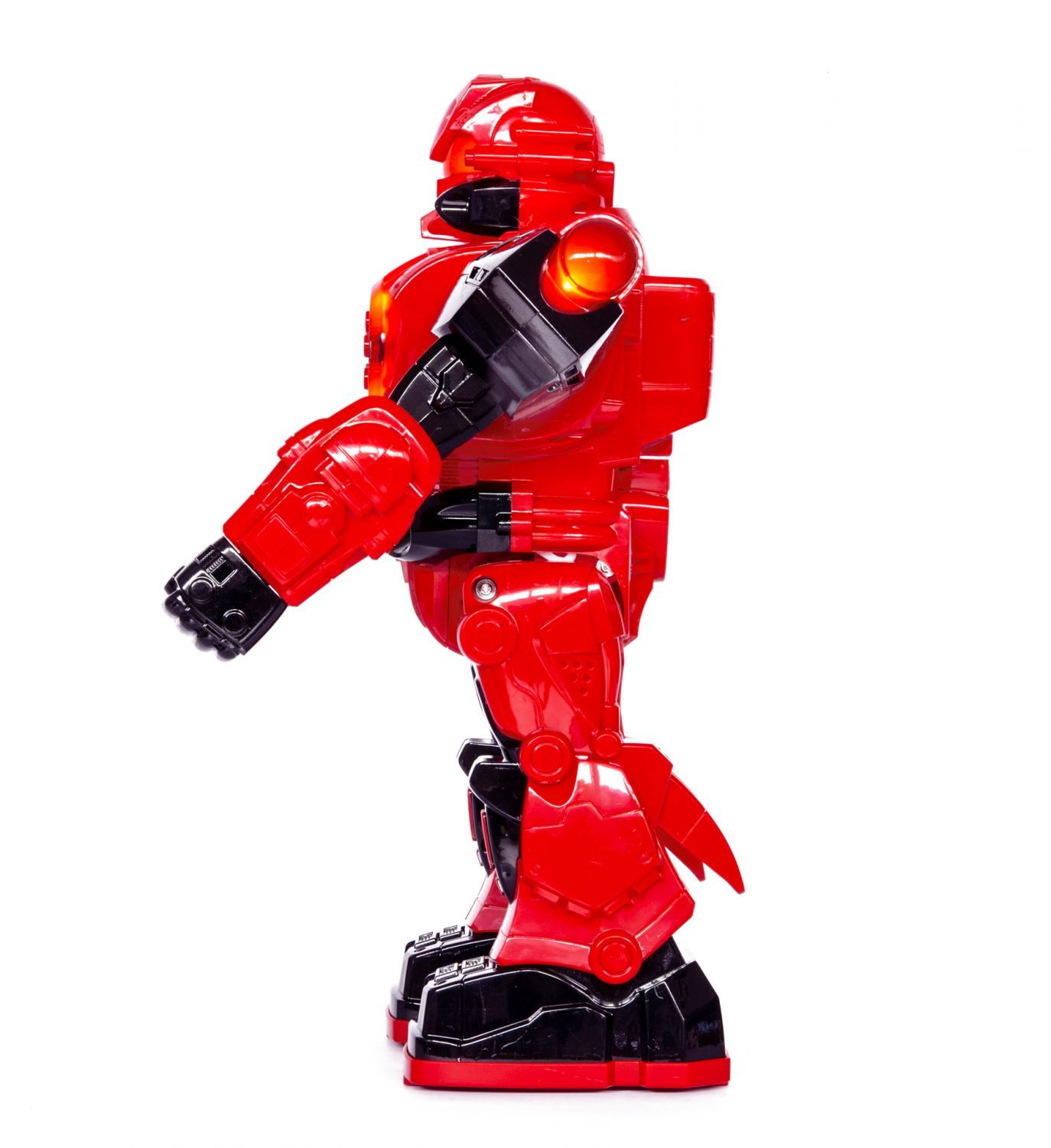 Czerwony robot zabwkowy z czarnymi akcentami stoi na białym tle.