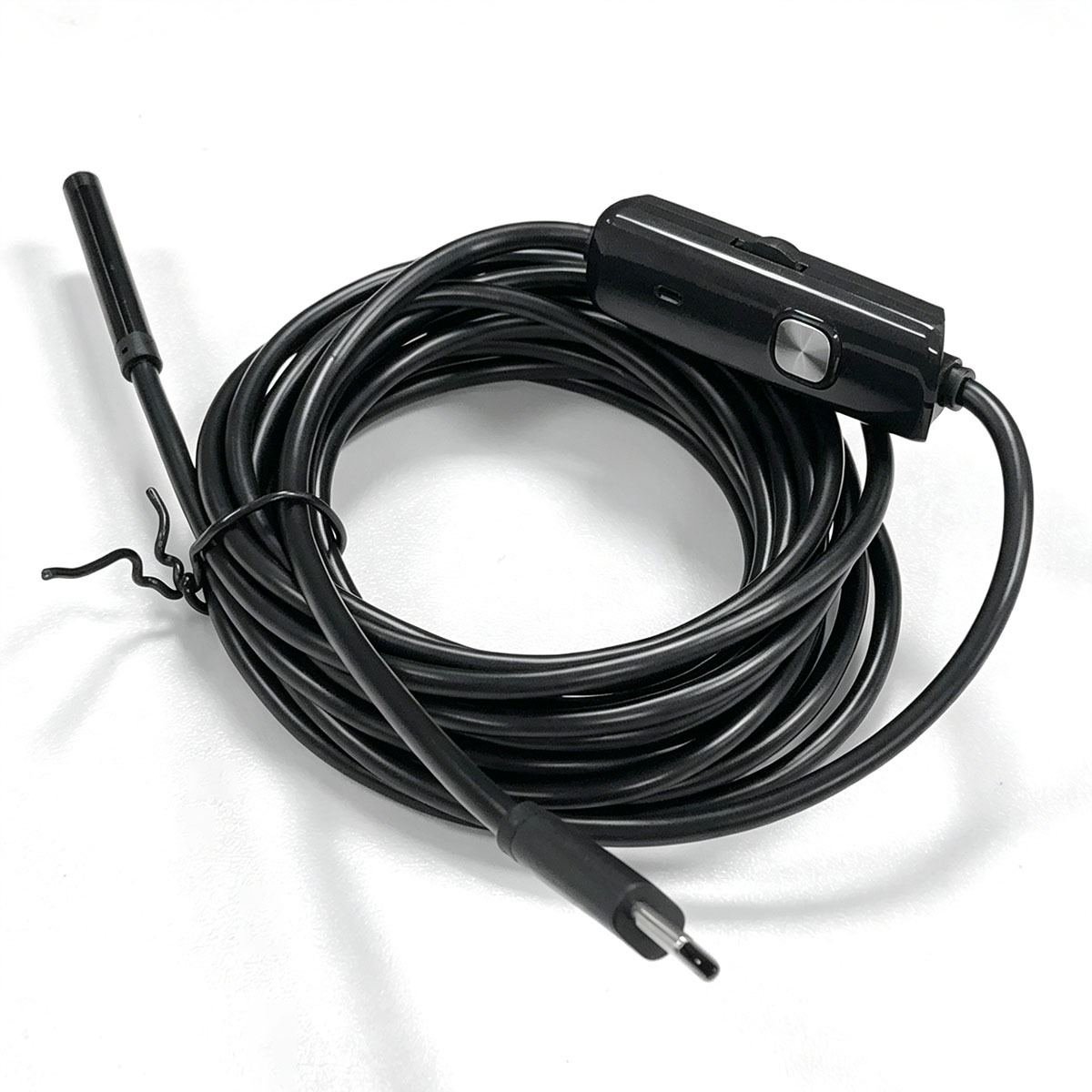 Ein schwarzes USB-Endoskopkabel mit einem Schalter und einer Kamera am Ende auf weißem Hintergrund.