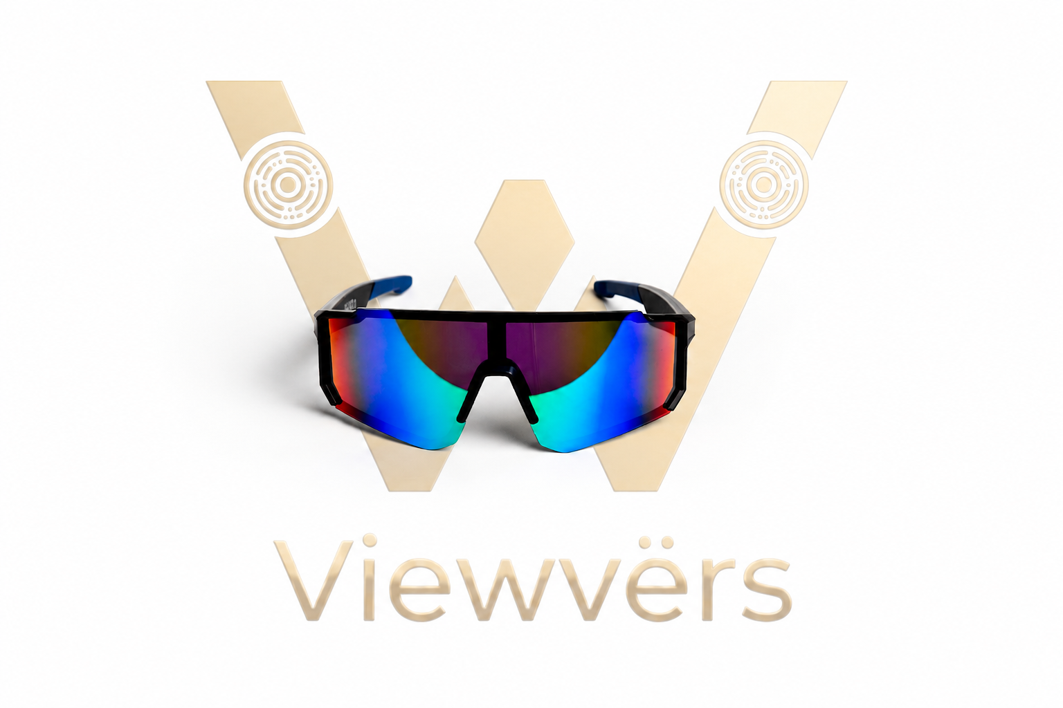 Gafas de sol deportivas con lentes de espejo delante de un logo dorado 'W' y texto.