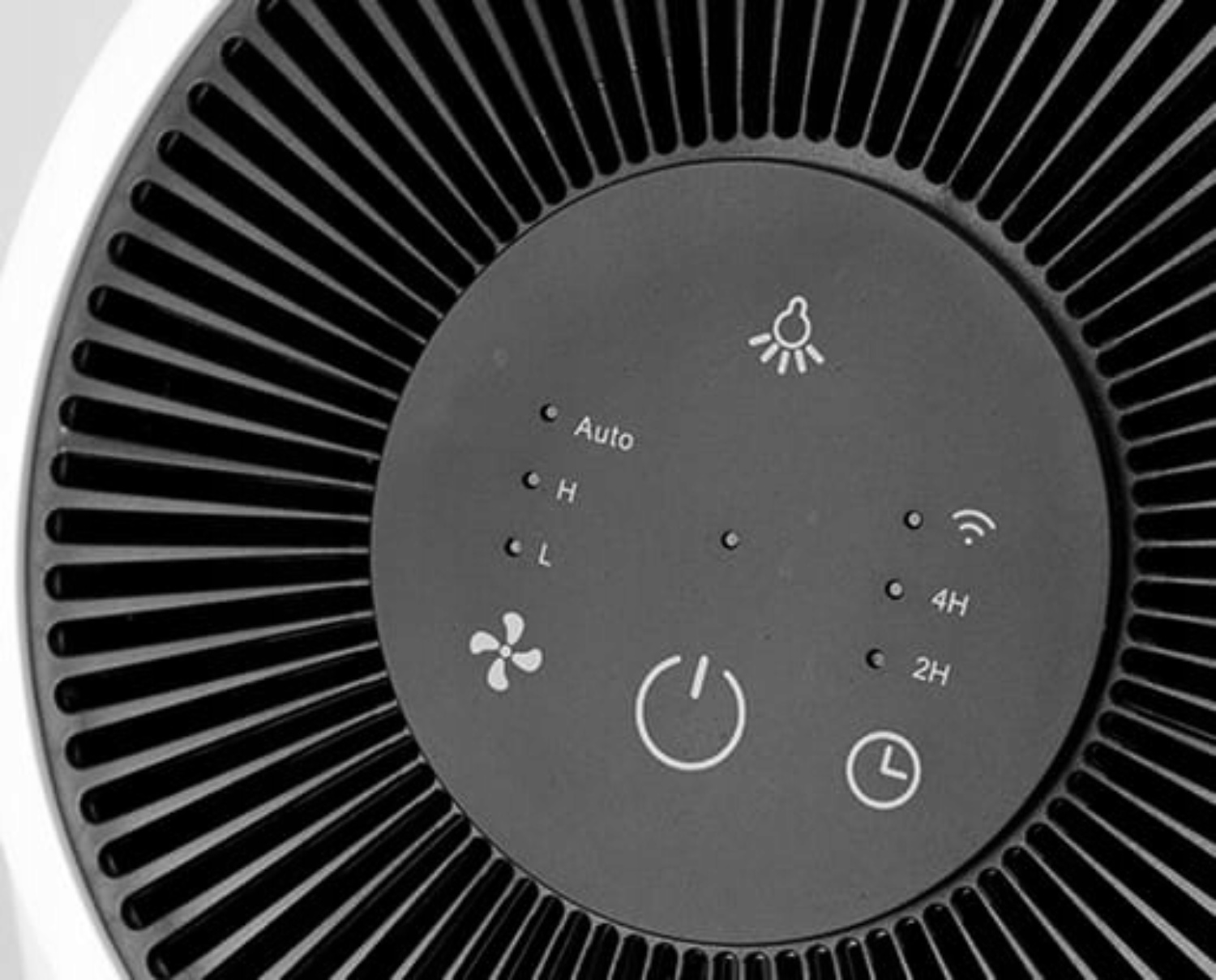 Nahaufnahme des Bedienfelds eines Luftreinigers mit Symbolen für Strom, Auto, Lüftergeschwindigkeit, Licht, Timer und WLAN.