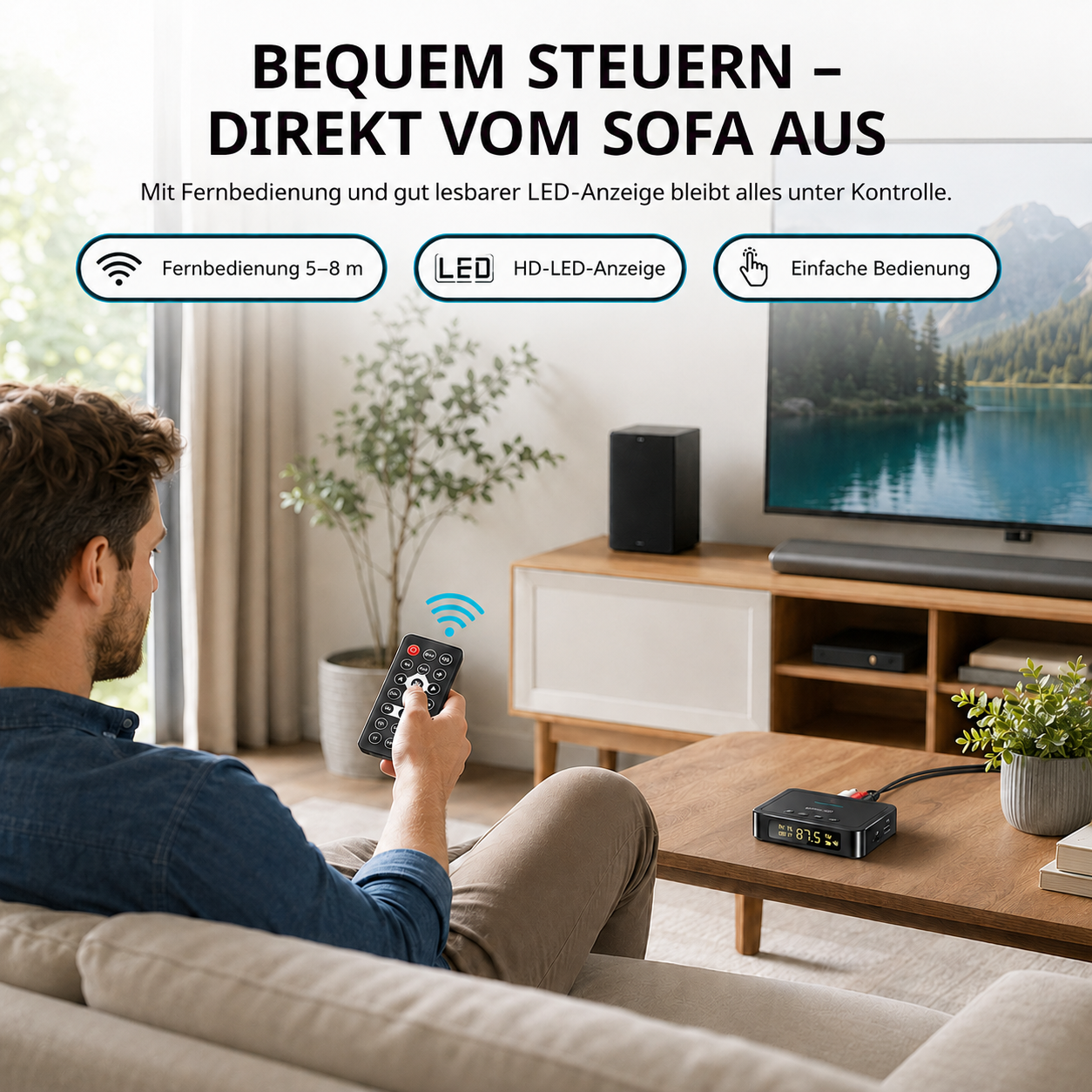 Mann auf Sofa hält Fernbedienung, Steuergerät auf Tisch, TV im Hintergrund.