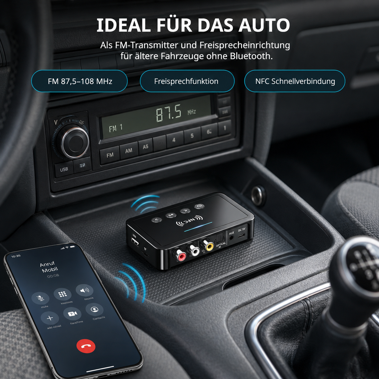 Ein schwarzer FM-Sender mit Freisprechfunktion und NFC für Autos, neben einem Smartphone und Autoradio.