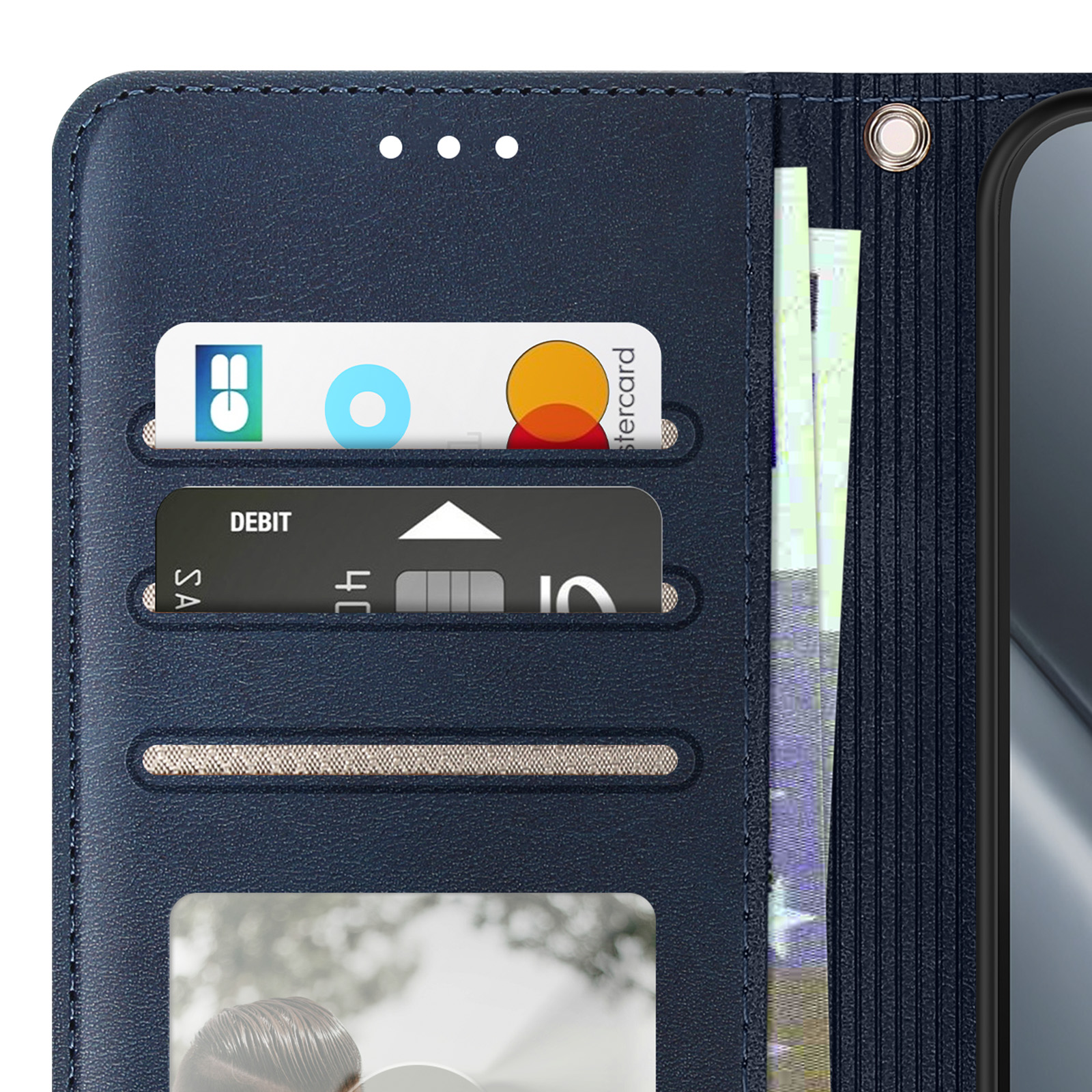 Funda de teléfono azul oscuro con ranuras para tarjetas, una tarjeta de débito y billetes.