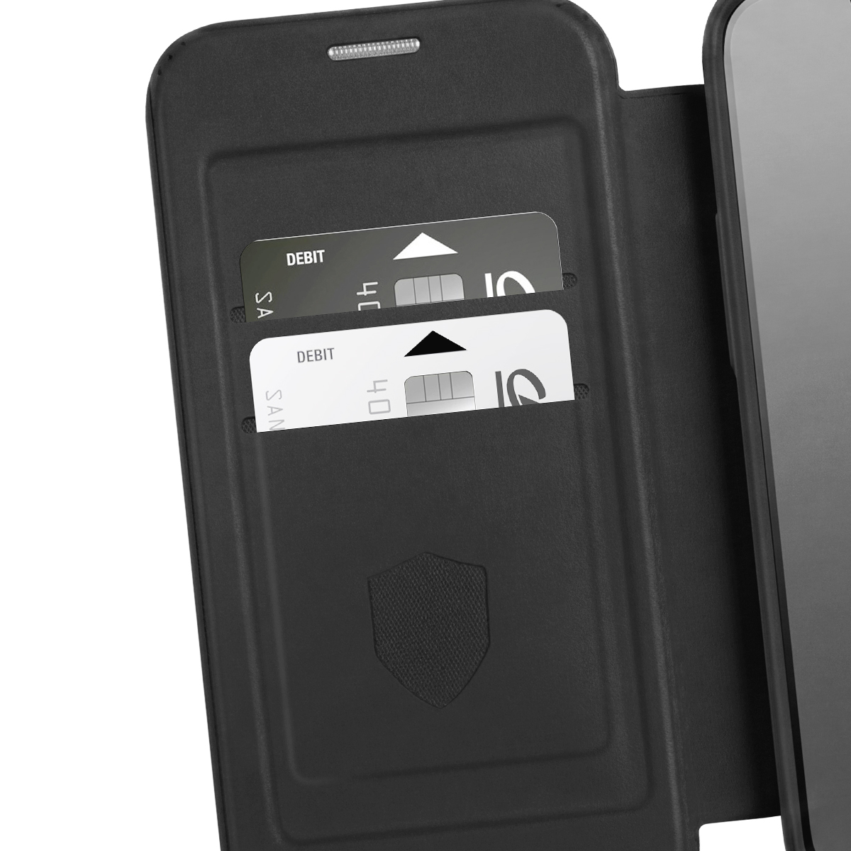 Funda de teléfono negra con dos ranuras para tarjetas que contienen dos tarjetas de débito.