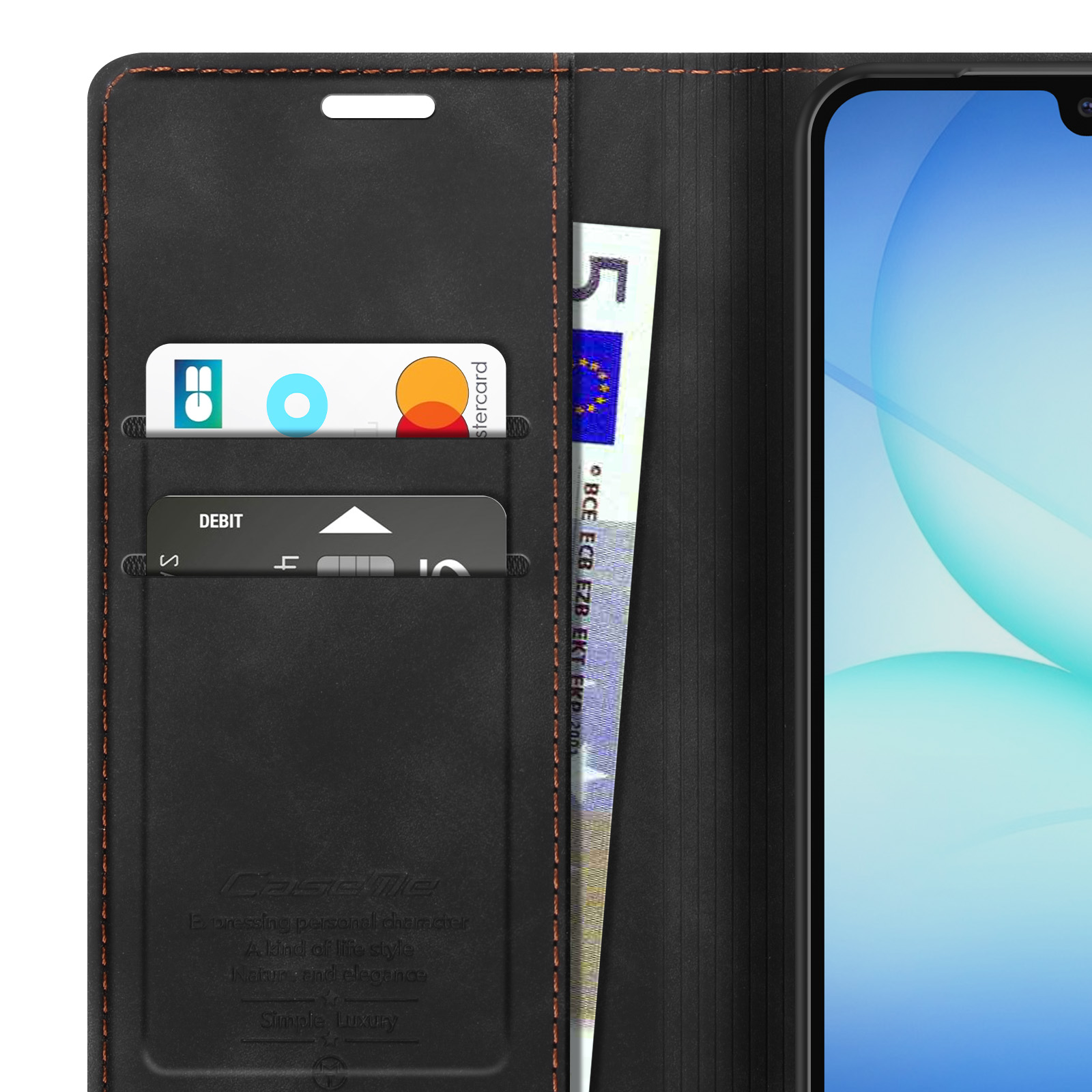 Cartera negra con tarjetas y billete de 5 euros. Pantalla del teléfono a la derecha.