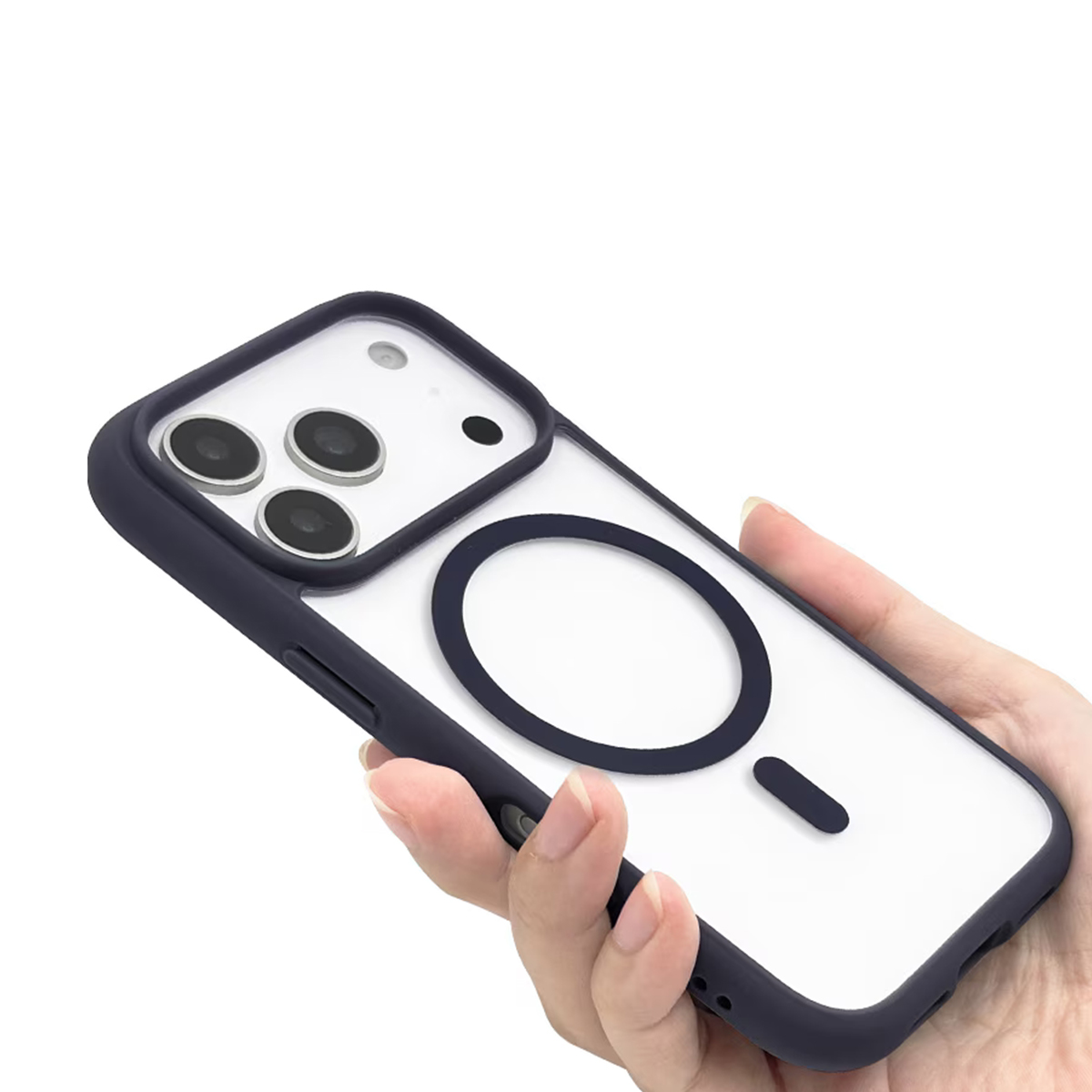 Una mano sostiene una funda transparente para teléfono con borde oscuro y tres cámaras.