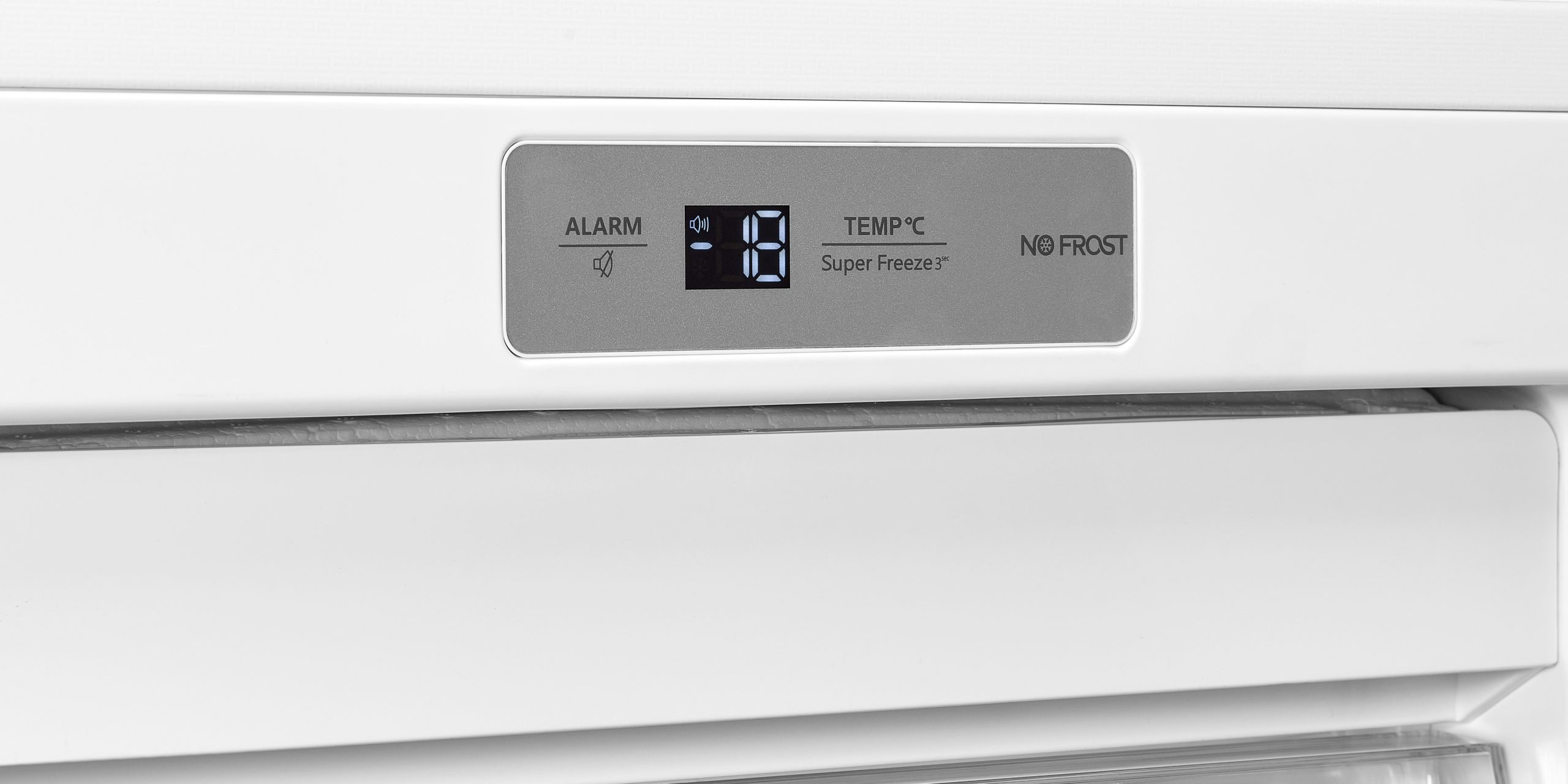 Pantalla digital de frigorífico con iconos de alarma, temperatura y No Frost.