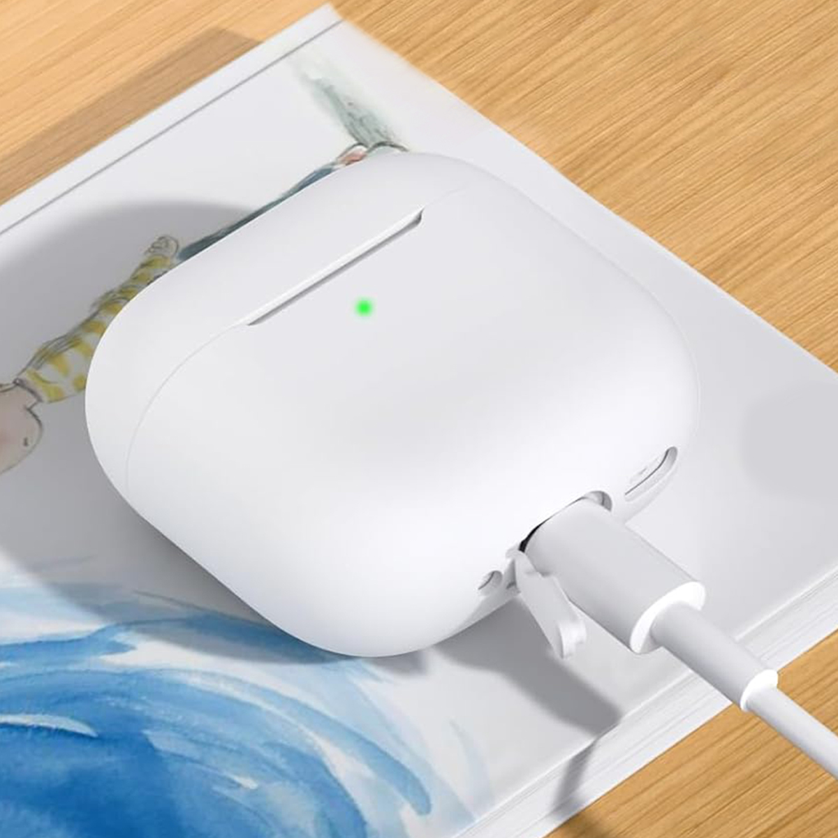 Ein weißes Ladeetui mit grünem Licht ist an ein weißes Kabel angeschlossen.