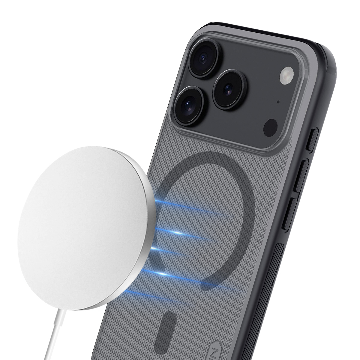 Ein weißer magnetischer Ladeadapter haftet an der Rückseite eines grauen iPhones mit drei Kameras.