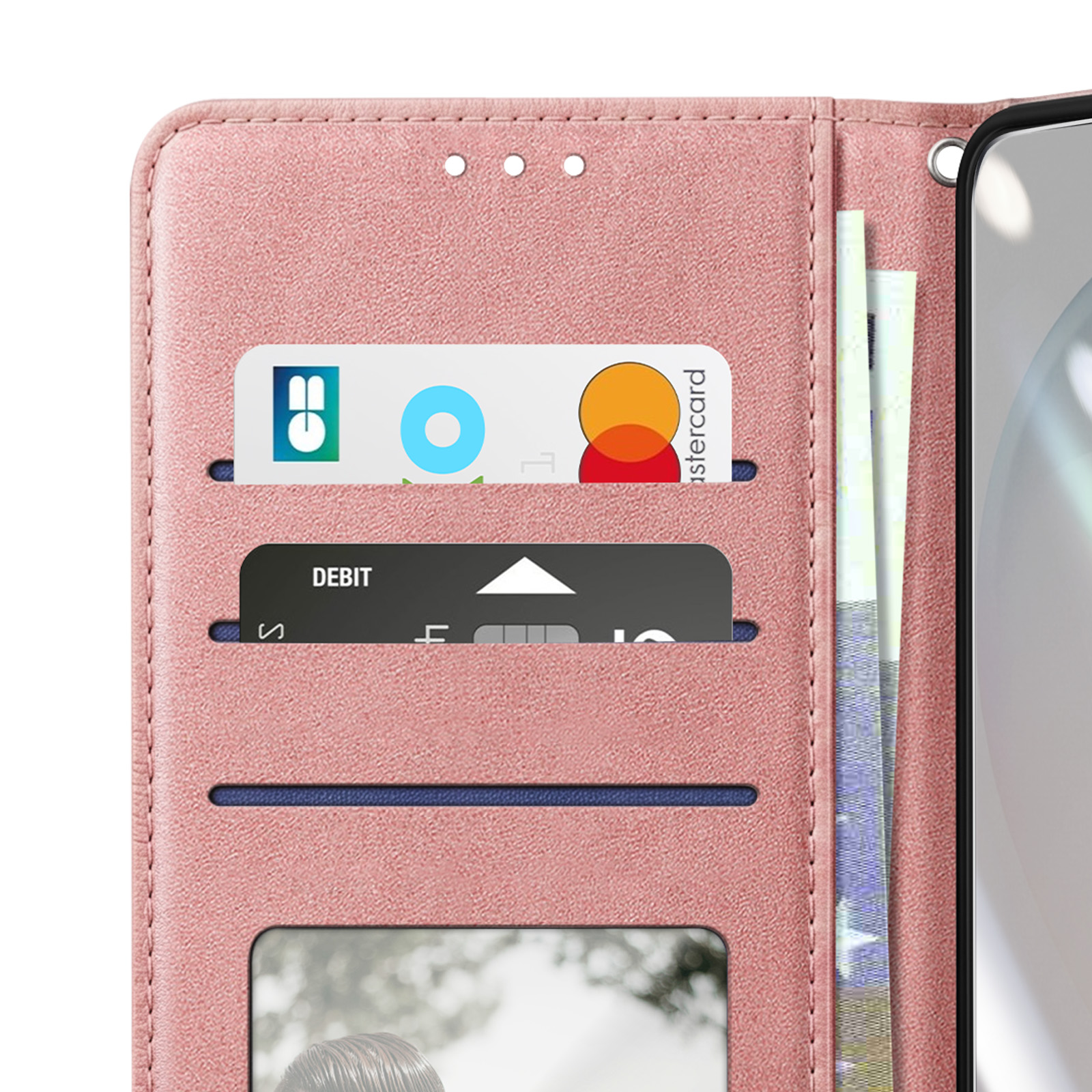 Un tarjetero rosa con una tarjeta de débito, una Mastercard y billetes.