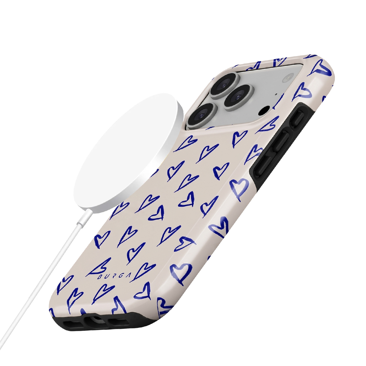 Una funda de teléfono beige con corazones azules está unida a un cargador MagSafe blanco.