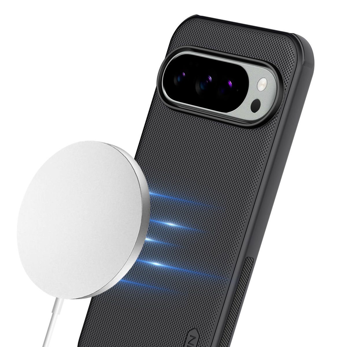 Schwarzes Handy mit magnetischem Ladegerät. Nahaufnahme der Kamera.