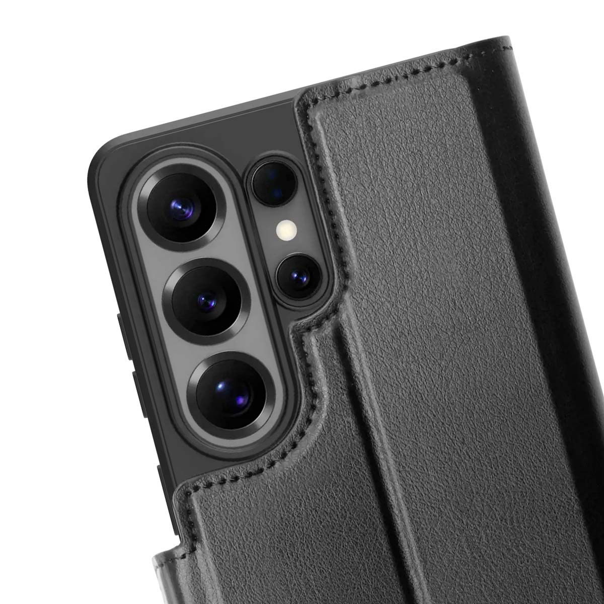 Funda de teléfono negra con múltiples lentes de cámara y bordes cosidos.