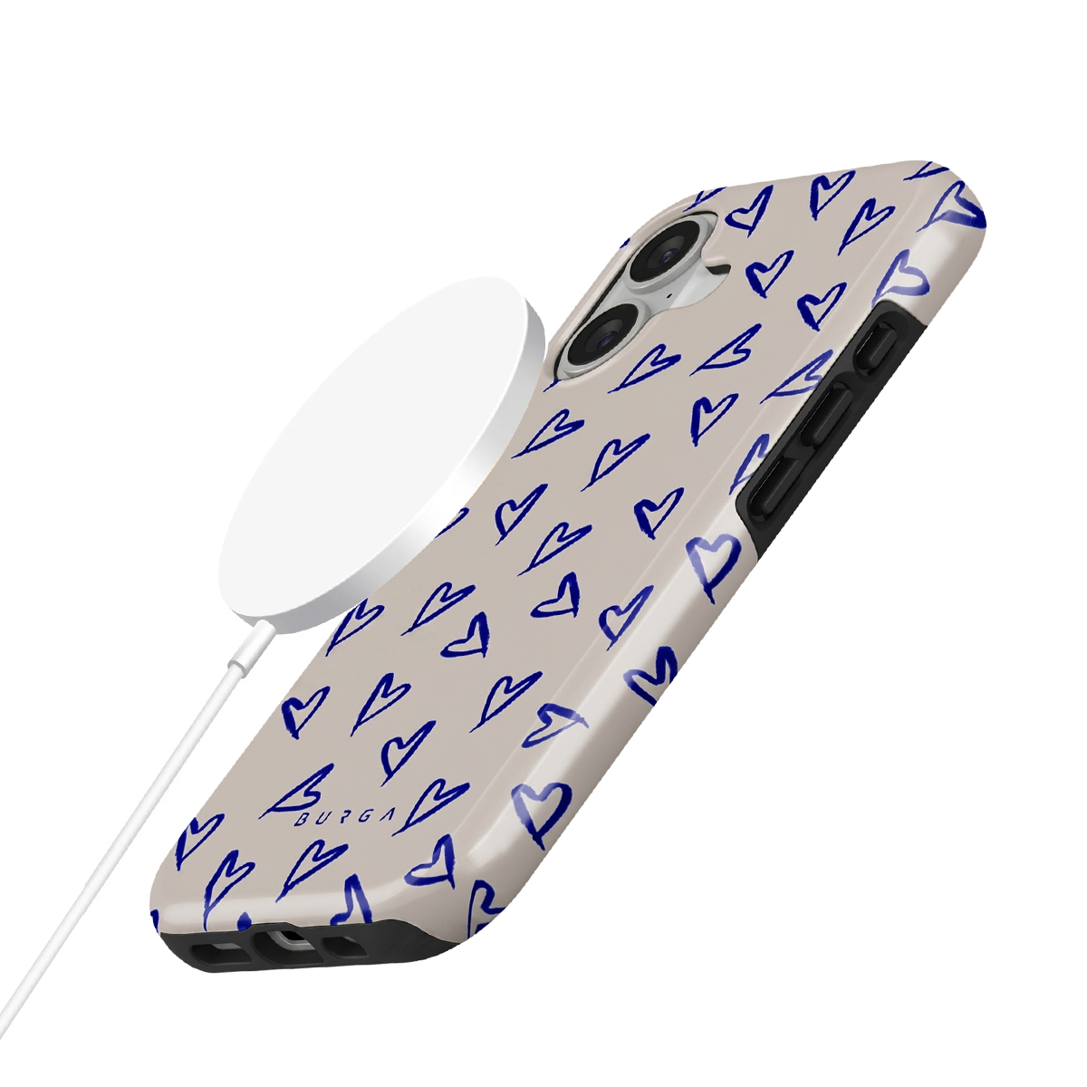 Una funda de teléfono beige con corazones azules y un cargador blanco.