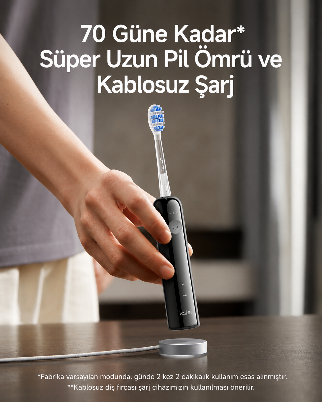 Bir el, mavi-beyaz kıllı siyah elektrikli diş fırçasını şarj istasyonunun üzerinde tutuyor.
