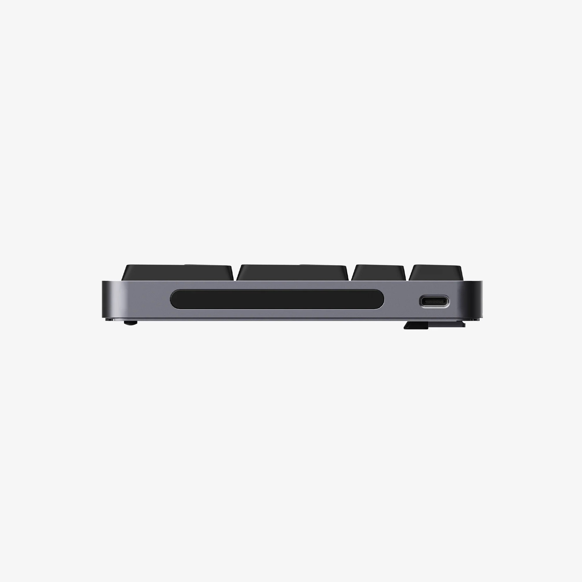 Widok z boku szarej klawiatury mechanicznej z czarnymi klawiszami i portem USB-C.