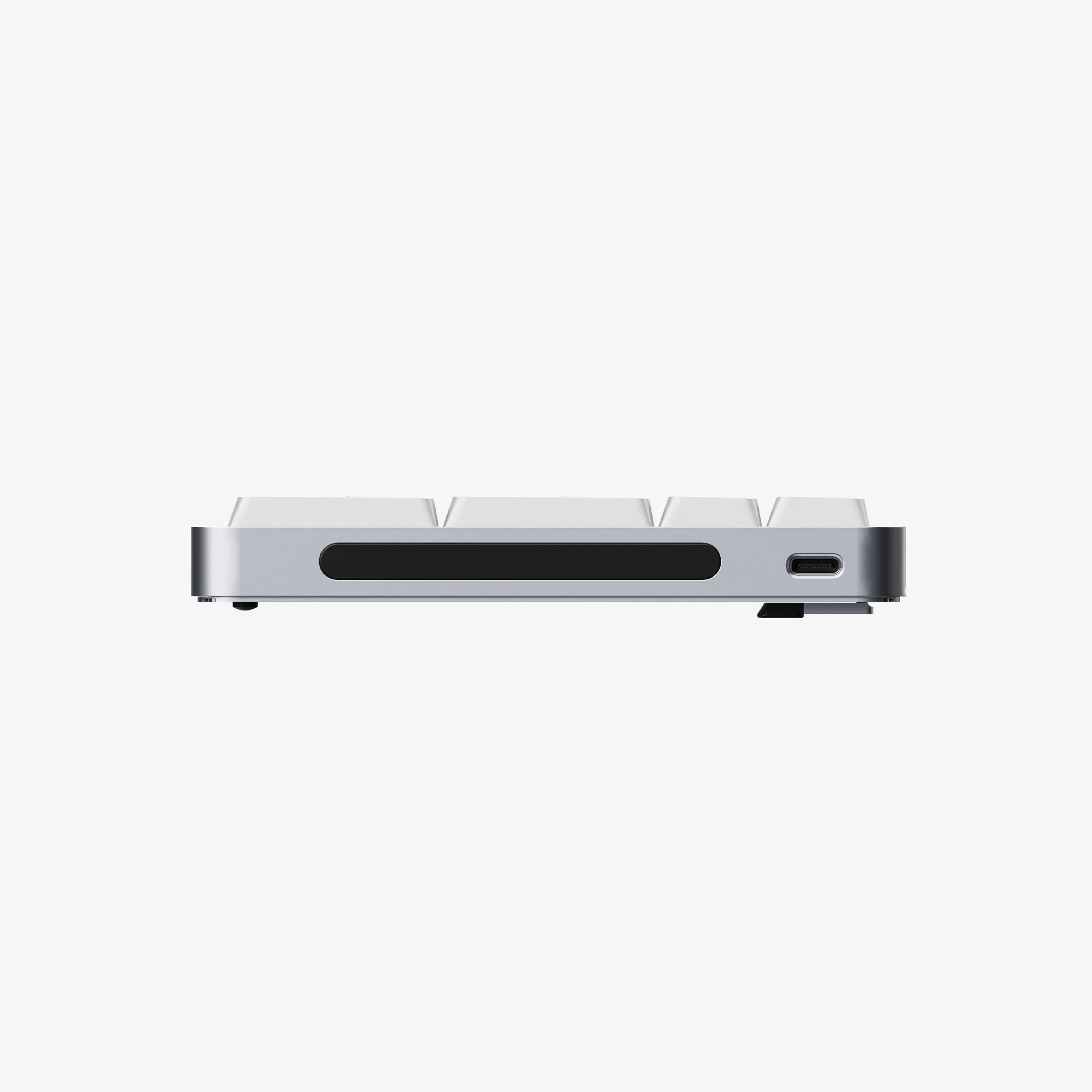 Srebrna klawiatura z białymi klawiszami i portem USB-C.