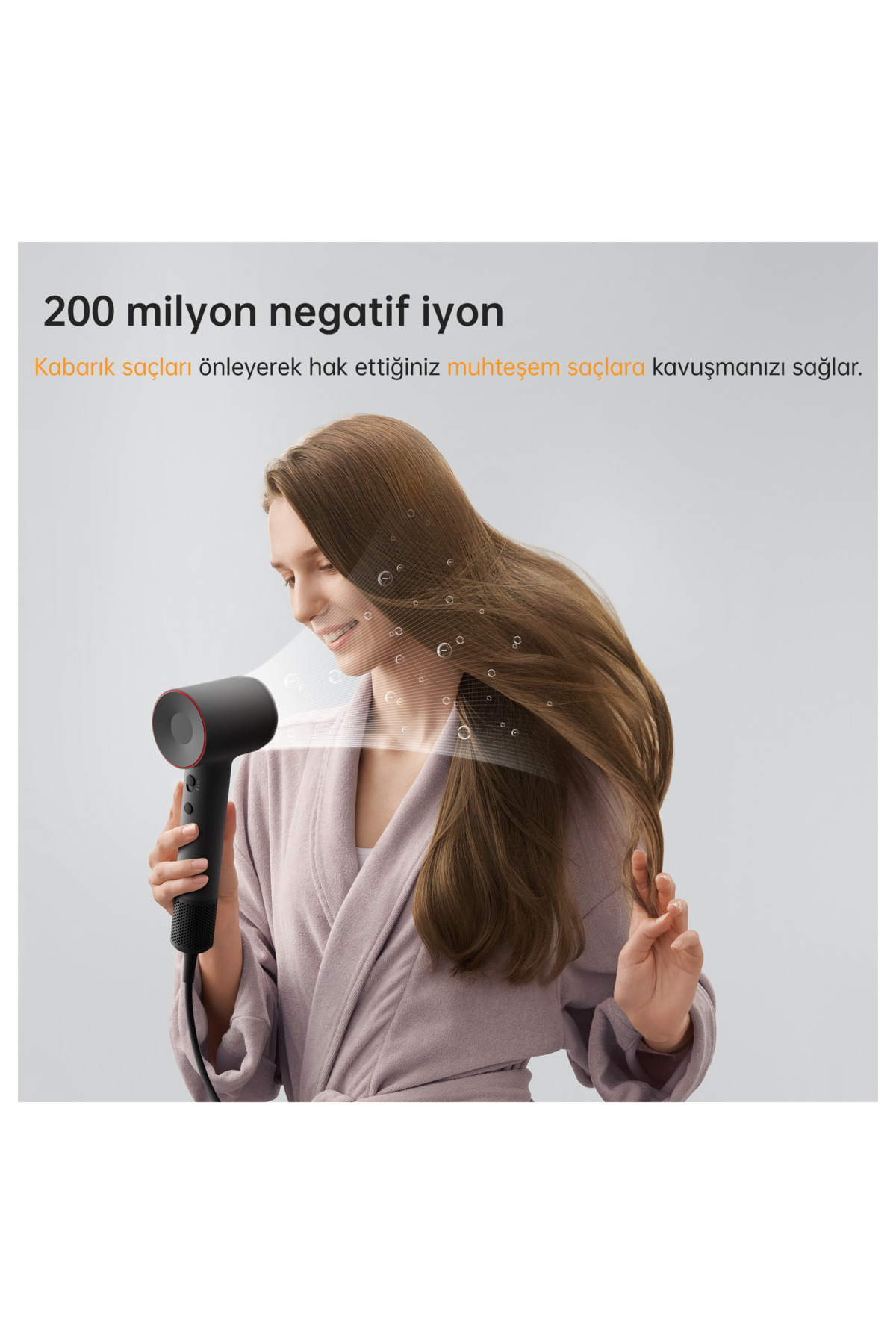 Kadın uzun kahverengi saçlarını negatif iyon yayan siyah bir saç kurutma makinesiyle kurutuyor.